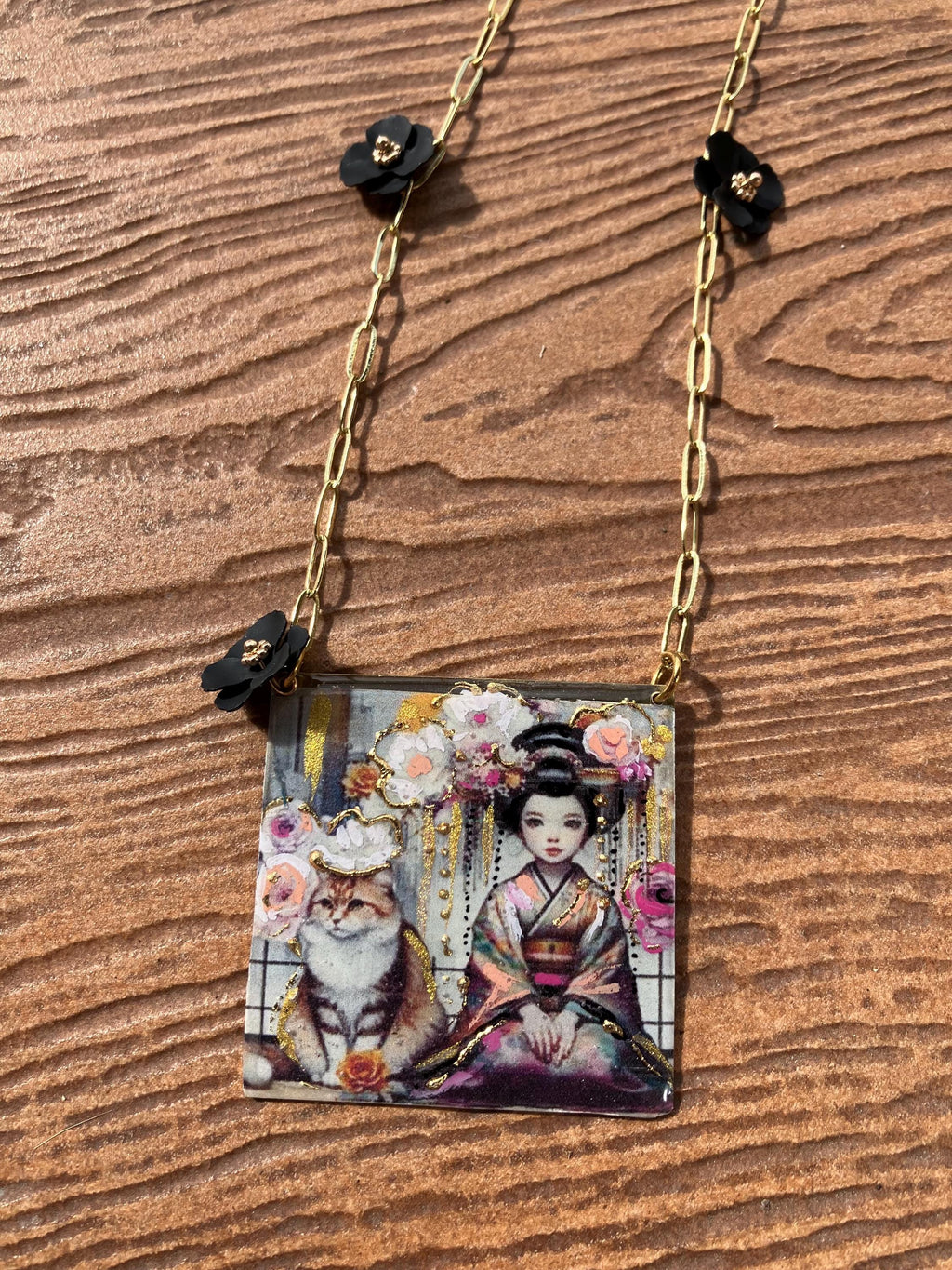 sautoir en plaqué or et pendentif japonisant artistique geisha peinte avec son chat