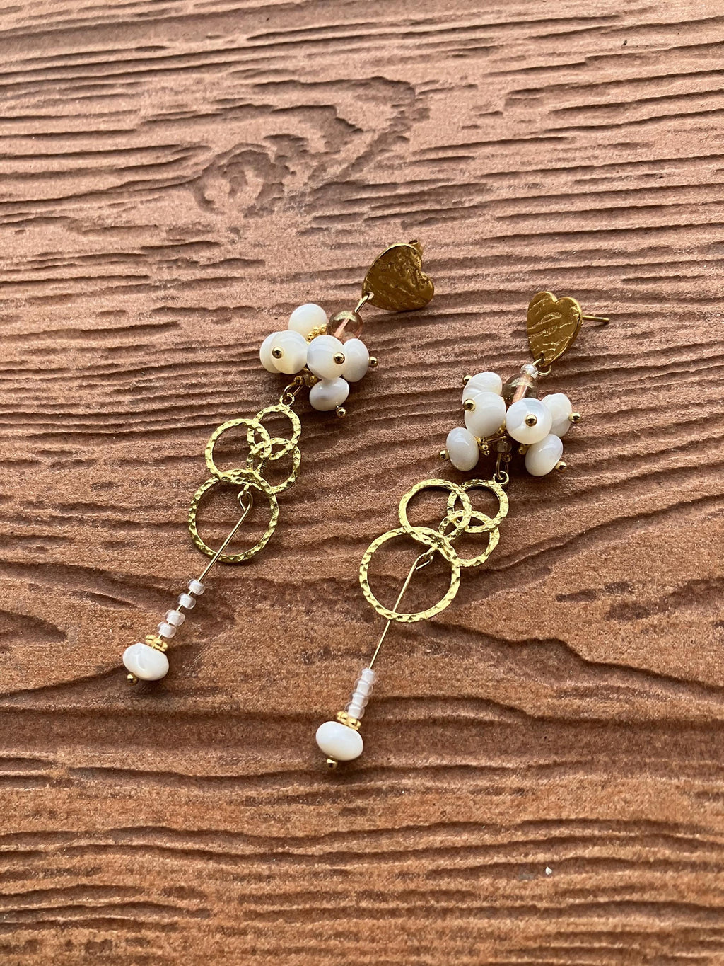 Longues boucles pendantes chic en laiton doré artisan et perles naturelles en coquilles de mer blanche troca