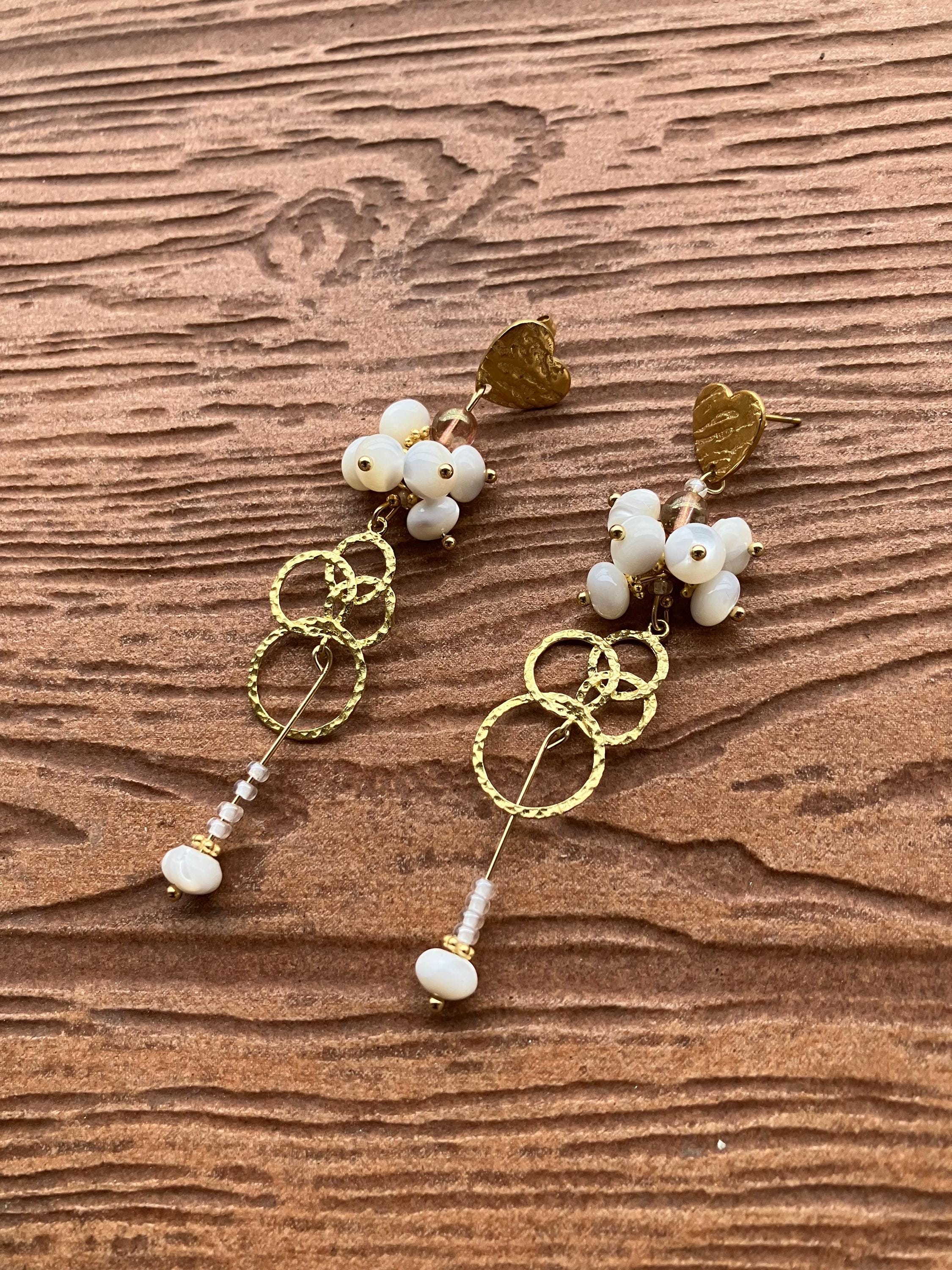 Longues boucles pendantes chic en laiton doré artisan et perles naturelles en coquilles de mer blanche troca