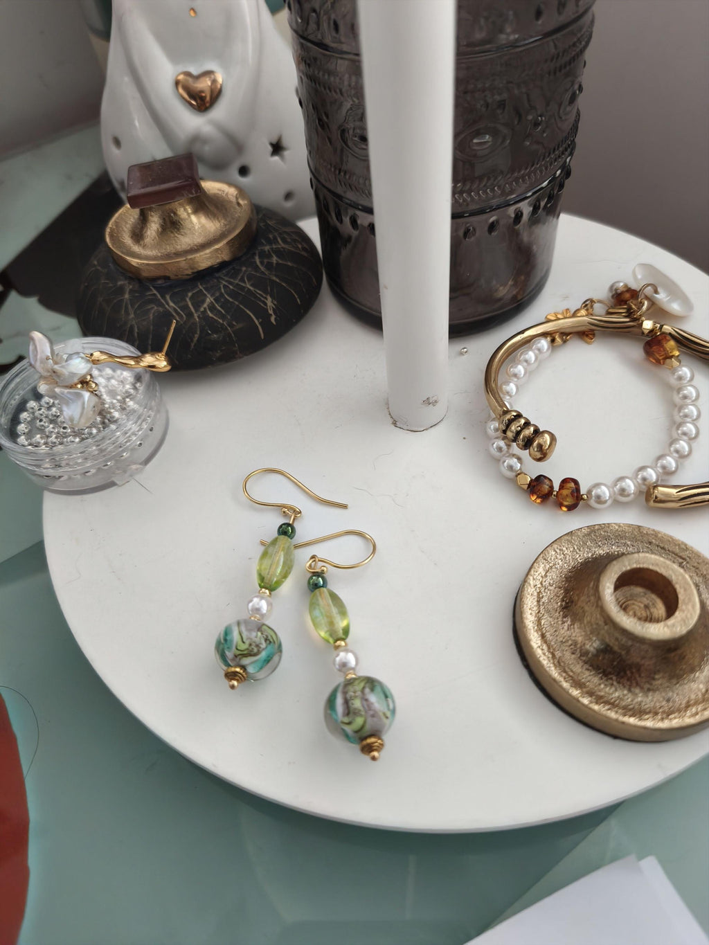 Boucles, Boucles tendance, laiton doré à l or fin, verre filé au chalumeau, nacre Swarovski, verre tchèque, hématite