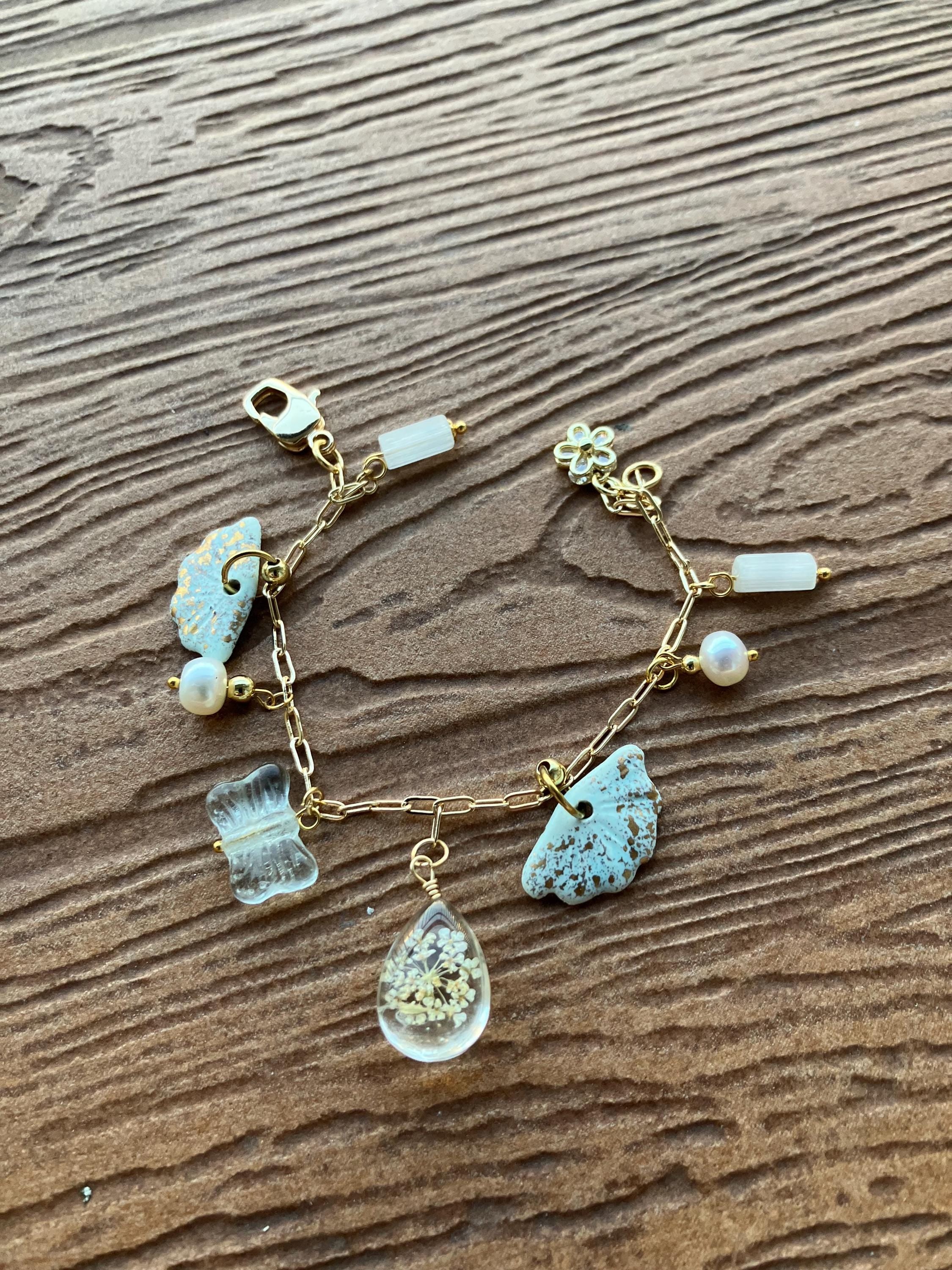 bracelet original pampilles céramique or, verre vintage, fleur séchée, plaqué or et perles de culture