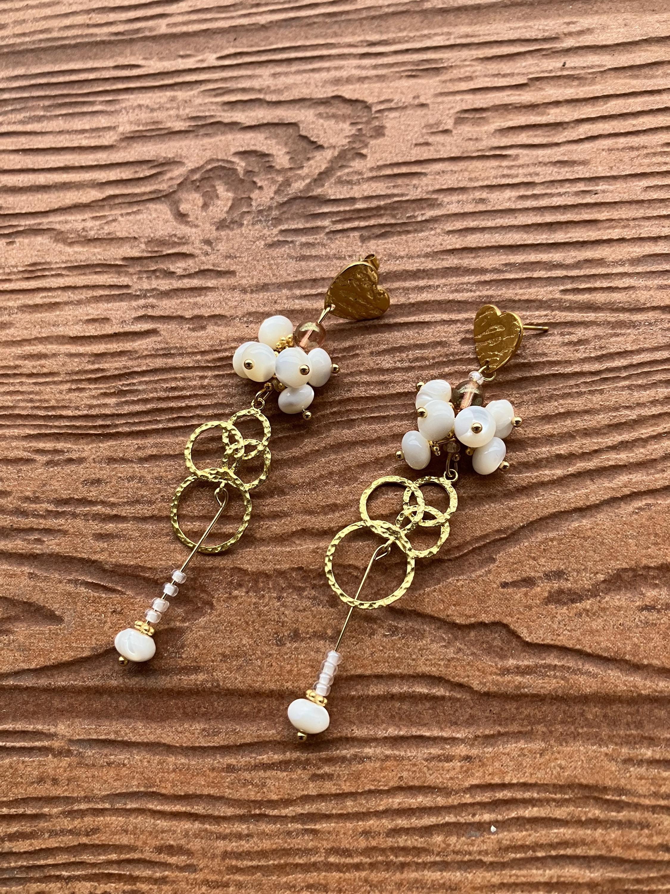 Longues boucles pendantes chic en laiton doré artisan et perles naturelles en coquilles de mer blanche troca