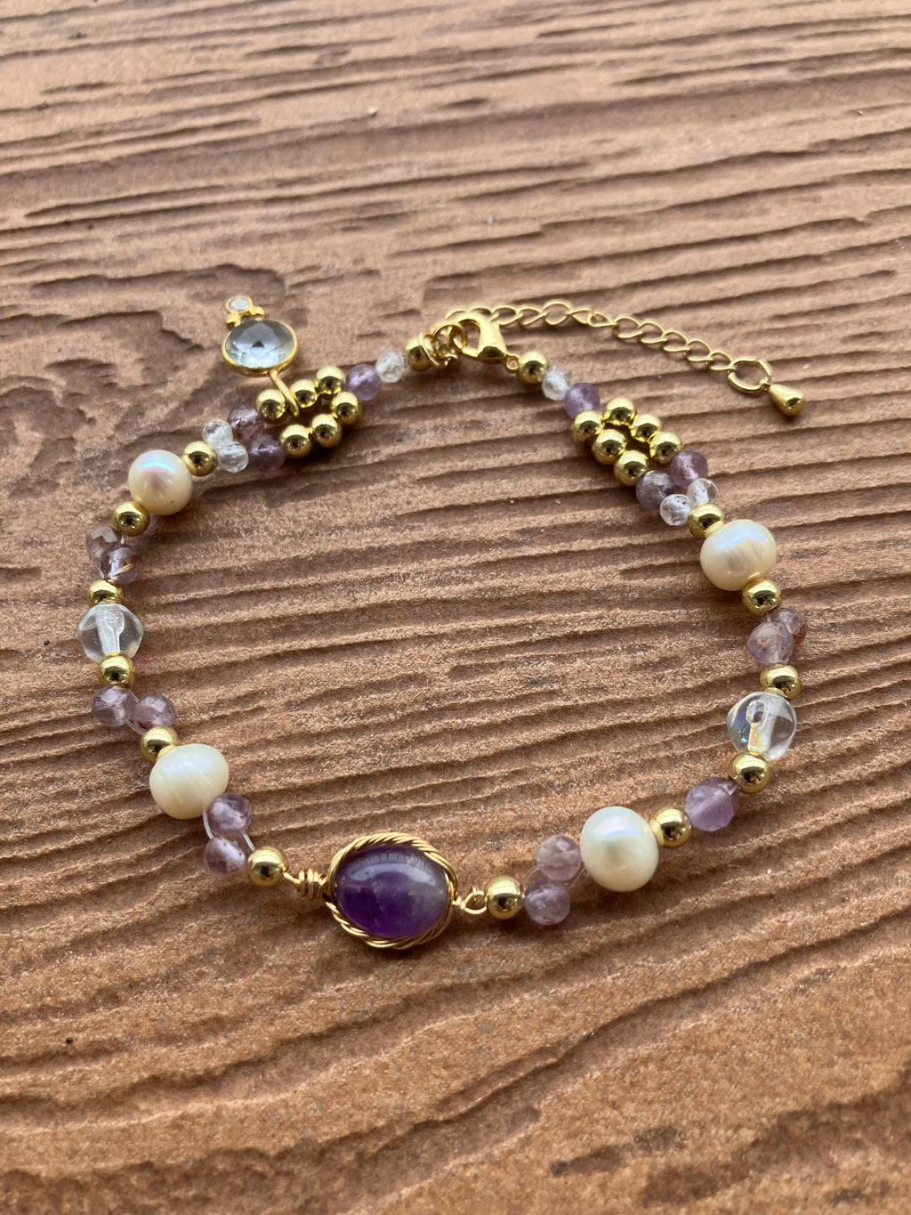 bracelet chic semi précieuse blanc mauve et or en semi précieuse améthyste, cacoxenite, cristal de roche, cristal de quartz, plaqué or