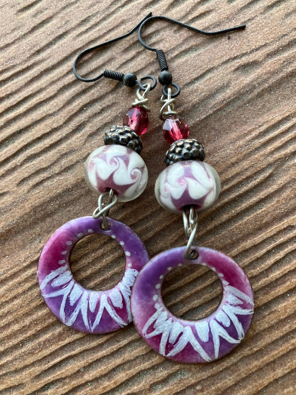 boucles romantiques en cuivre émaillé et verre filé