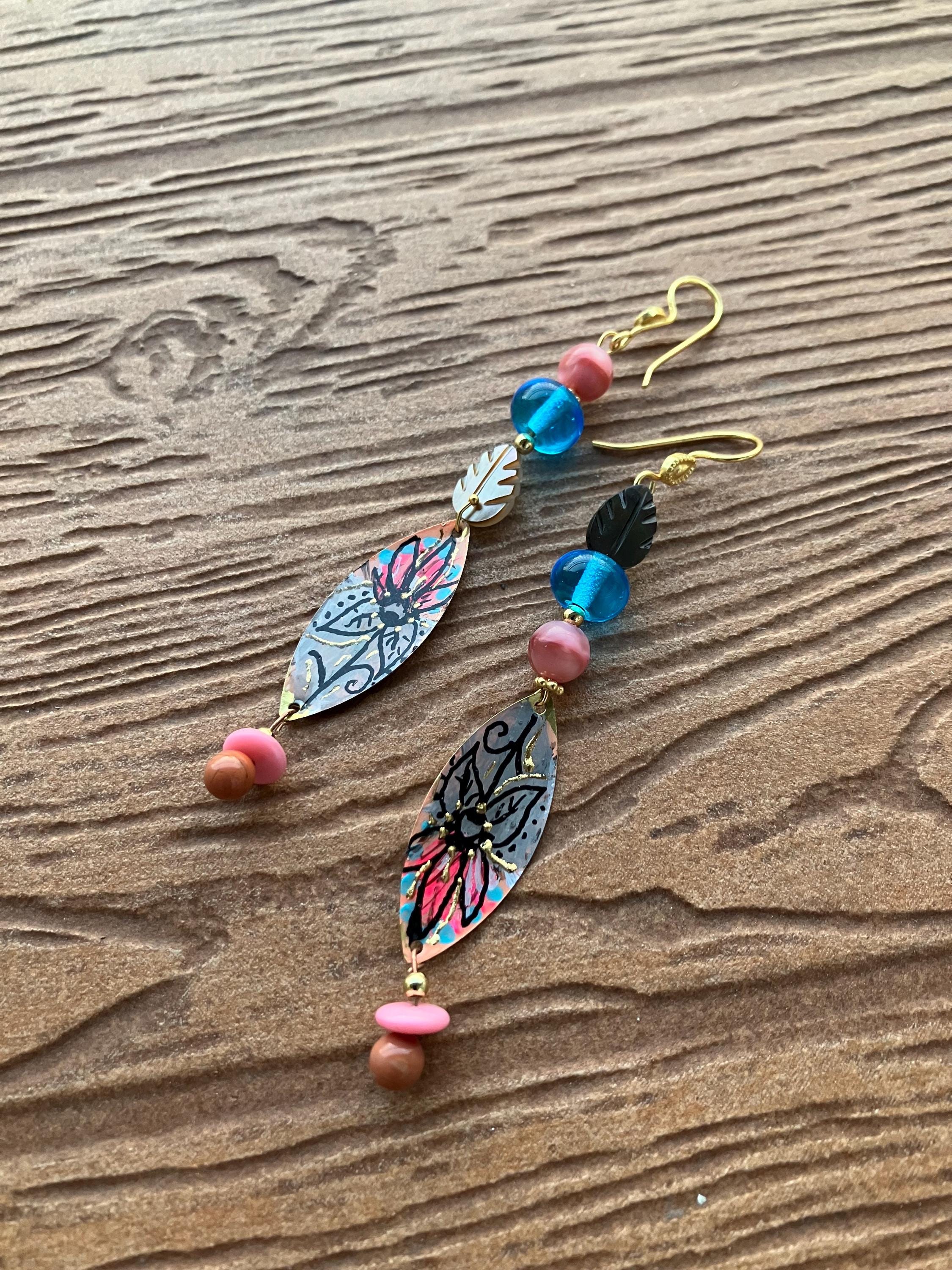 longues boucles artistiques dépareillées  bohème chic colorées peinture sur laiton et verre filé d art