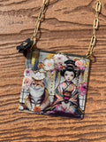 sautoir en plaqué or et pendentif japonisant artistique geisha peinte avec son chat