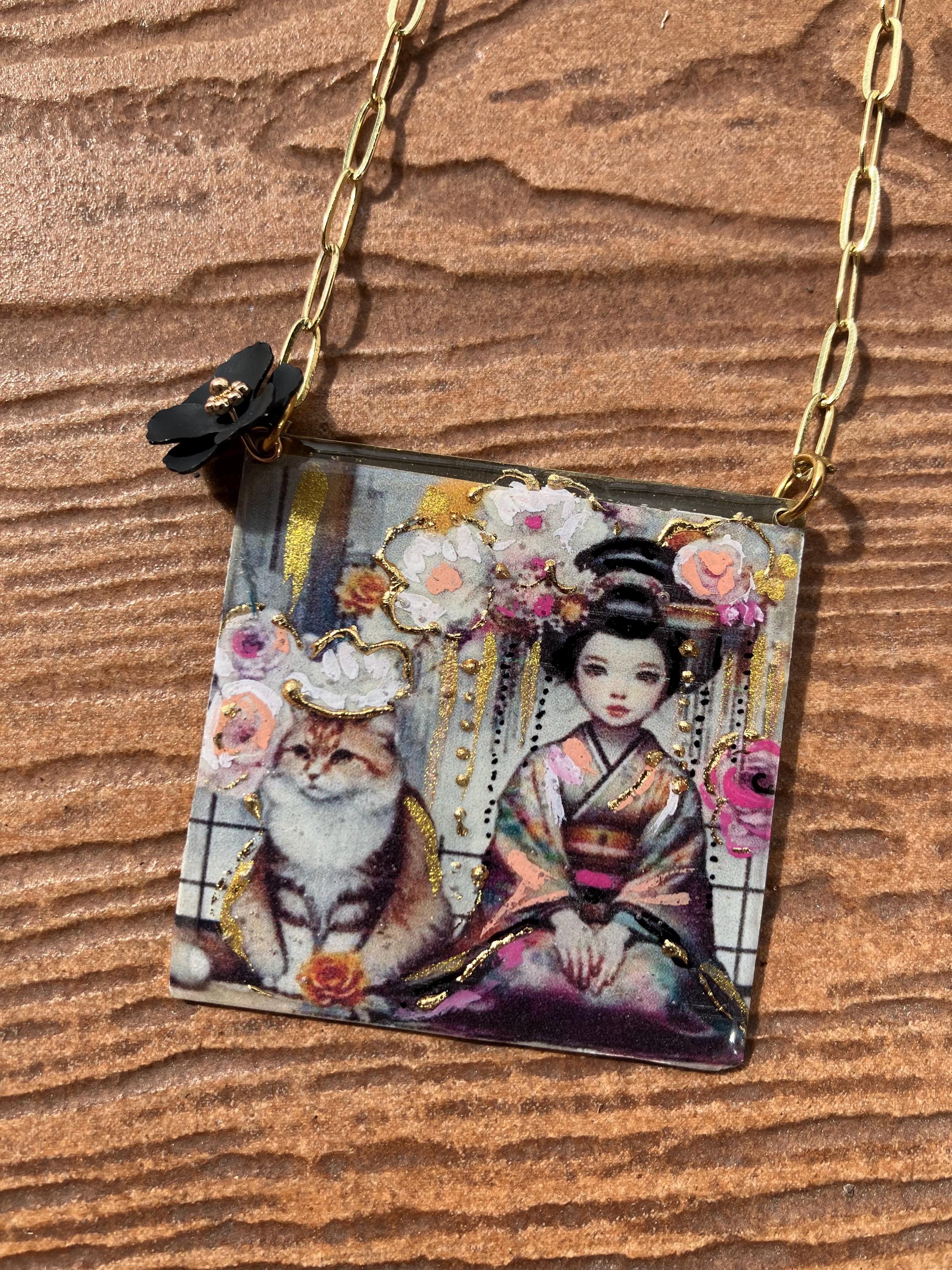 sautoir en plaqué or et pendentif japonisant artistique geisha peinte avec son chat