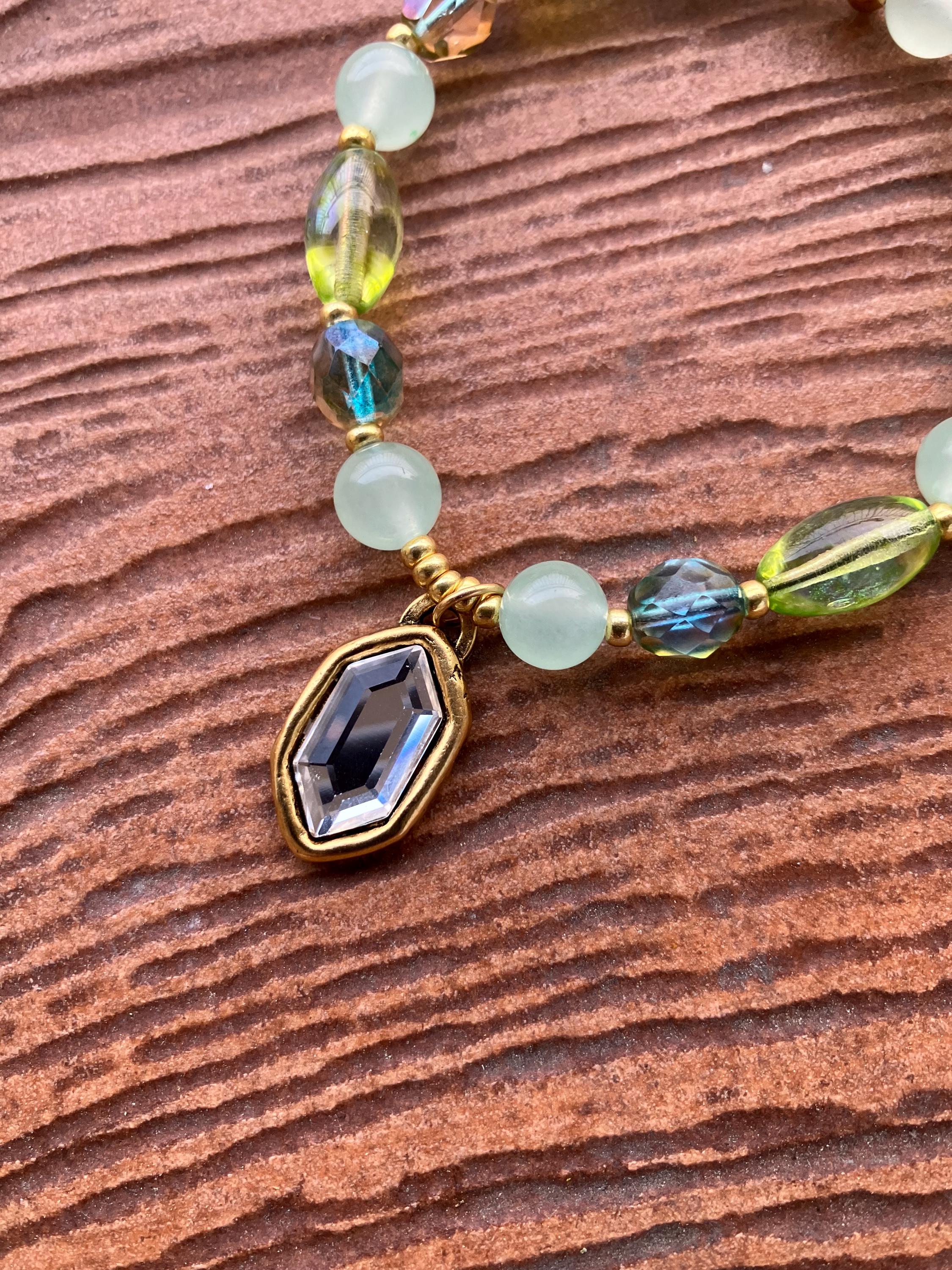 Bracelet, bracelet chic, semi précieuse, aventurine, étain massif doré, cristal Swarovski