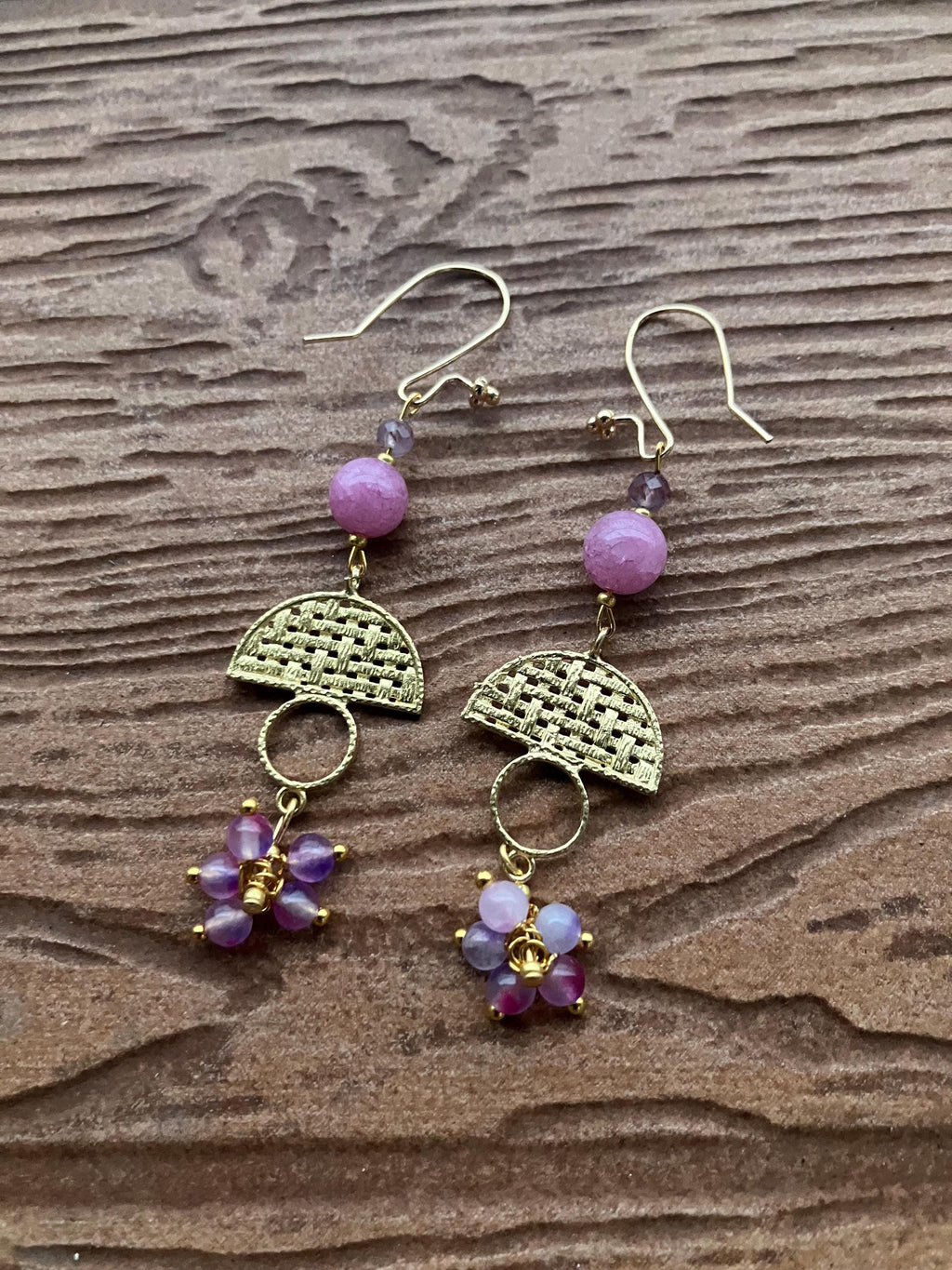 boucles ethniques chic en laiton brut,  semi précieuse calcédoine pourpre, cacoxenite, jade rose violet