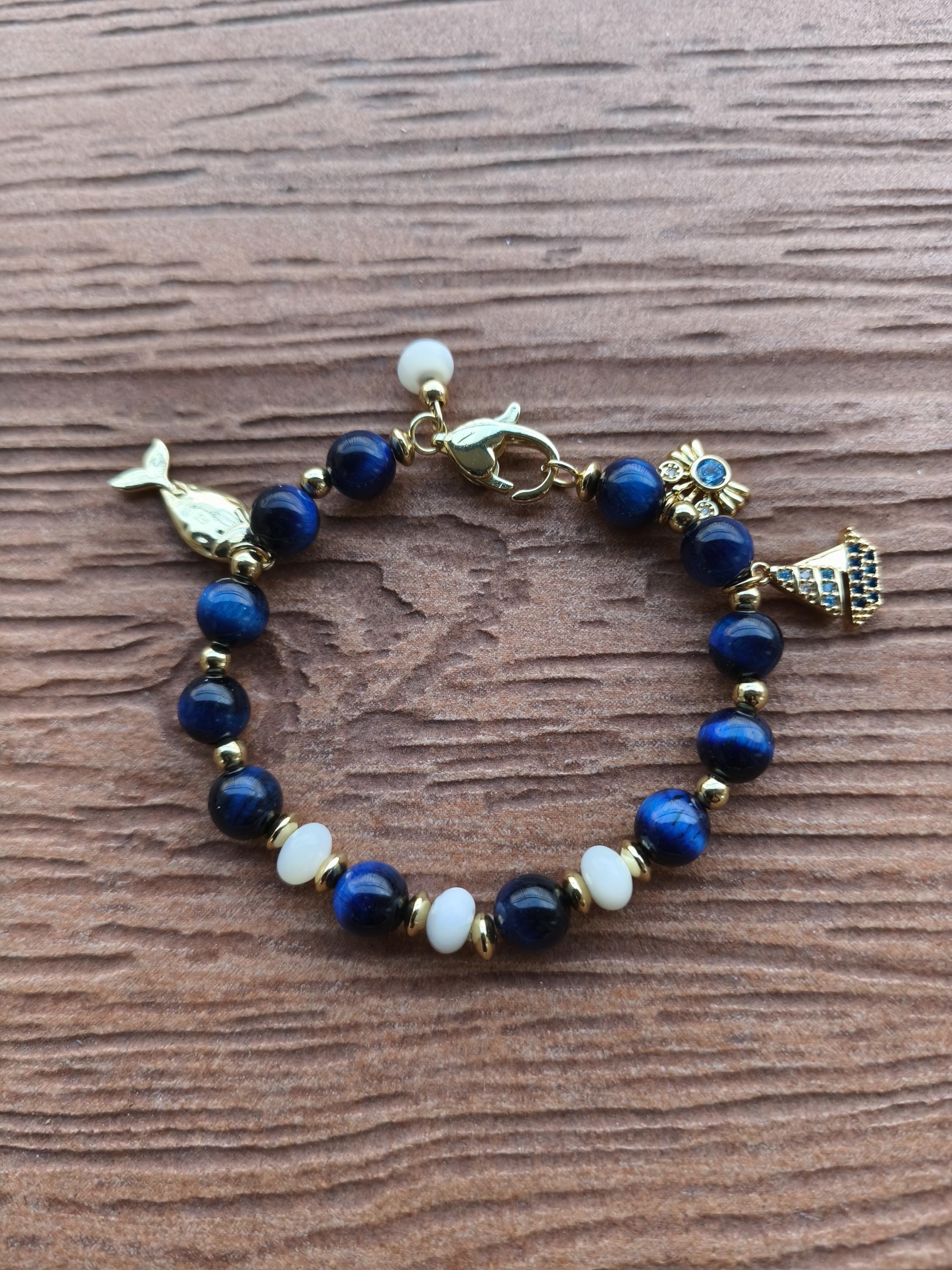 Bracelet chic de pierres semi précieuse en lapis lazuli et coquillage naturel avec ses charms de la mer en plaqué or et strass
