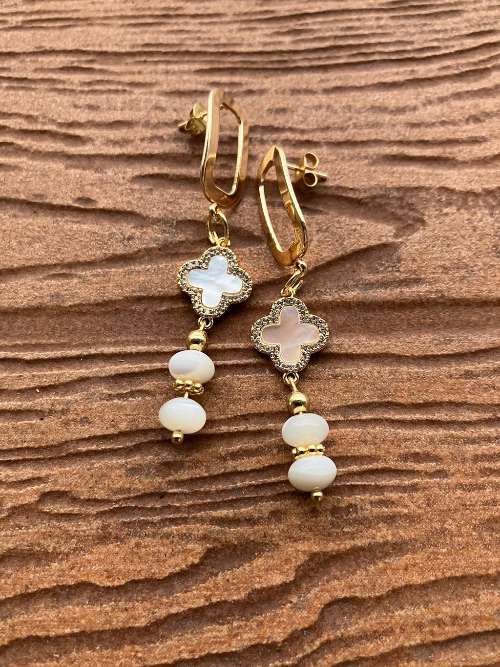 Collection fêtes - Boucles modernes chic tendance en plaqué or, nacre et coquillage naturel