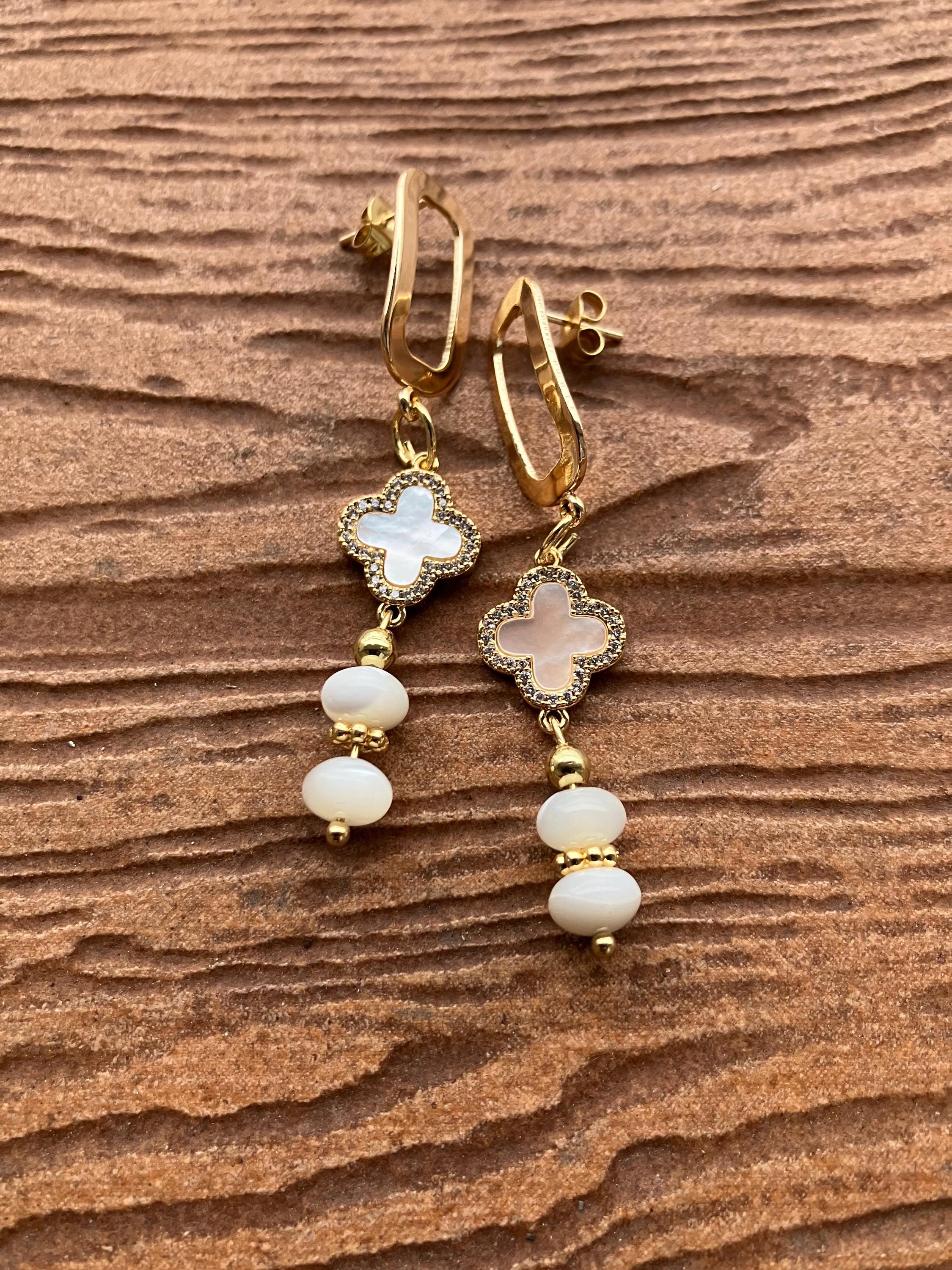 Collection fêtes - Boucles modernes chic tendance en plaqué or, nacre et coquillage naturel