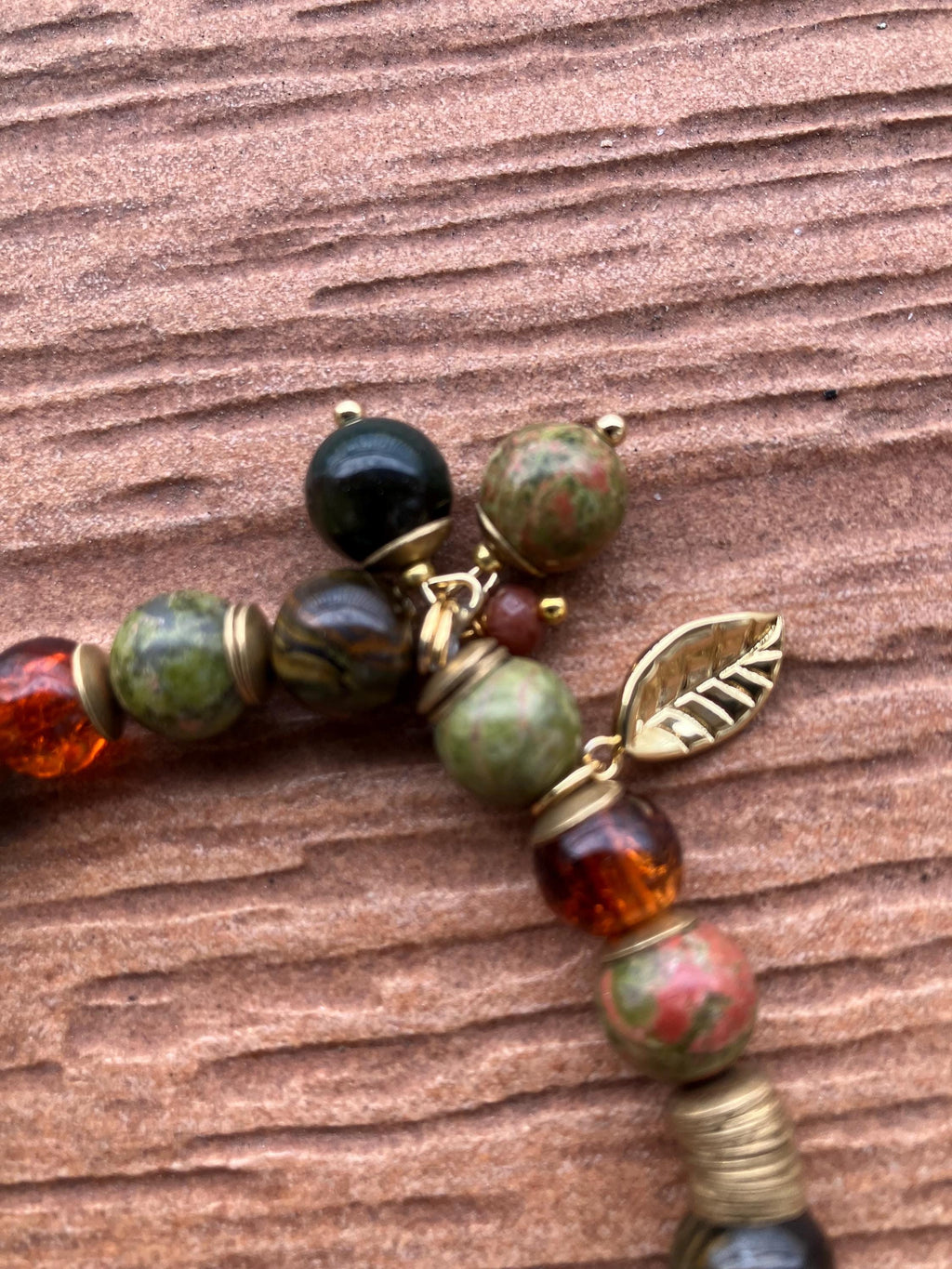 Bracelet ethnique chic semi précieuse unakite, œil de tigre, jade vert, étain massif et verre indien