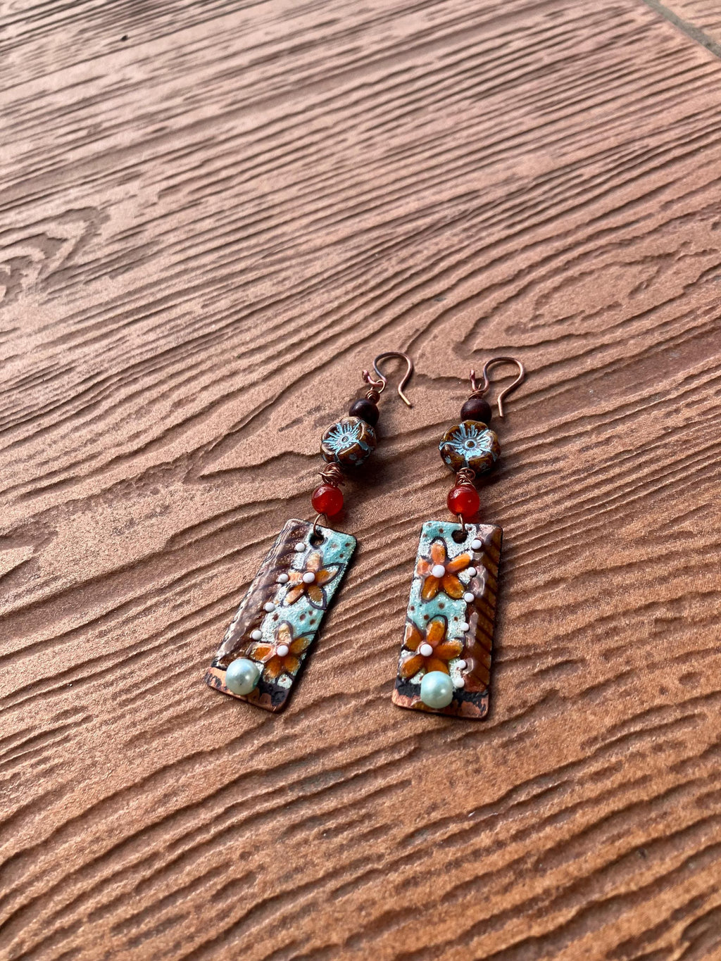 boucles, boucles bohème, cuivré émaillé, bois, verre tchèque, cornaline, gemme, nacre Swarovski