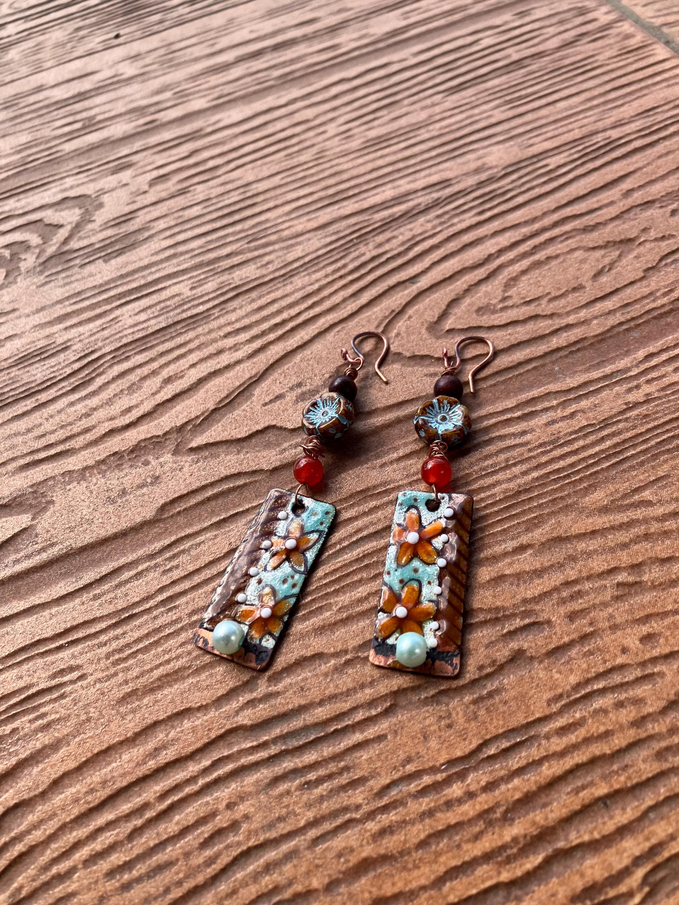 boucles, boucles bohème, cuivré émaillé, bois, verre tchèque, cornaline, gemme, nacre Swarovski