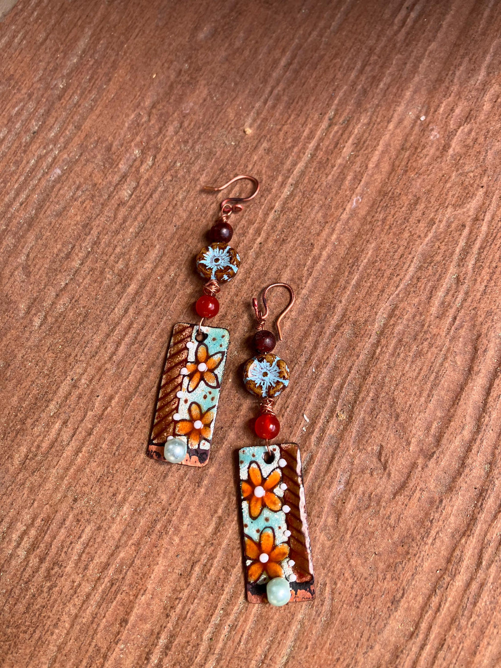 boucles, boucles bohème, cuivré émaillé, bois, verre tchèque, cornaline, gemme, nacre Swarovski