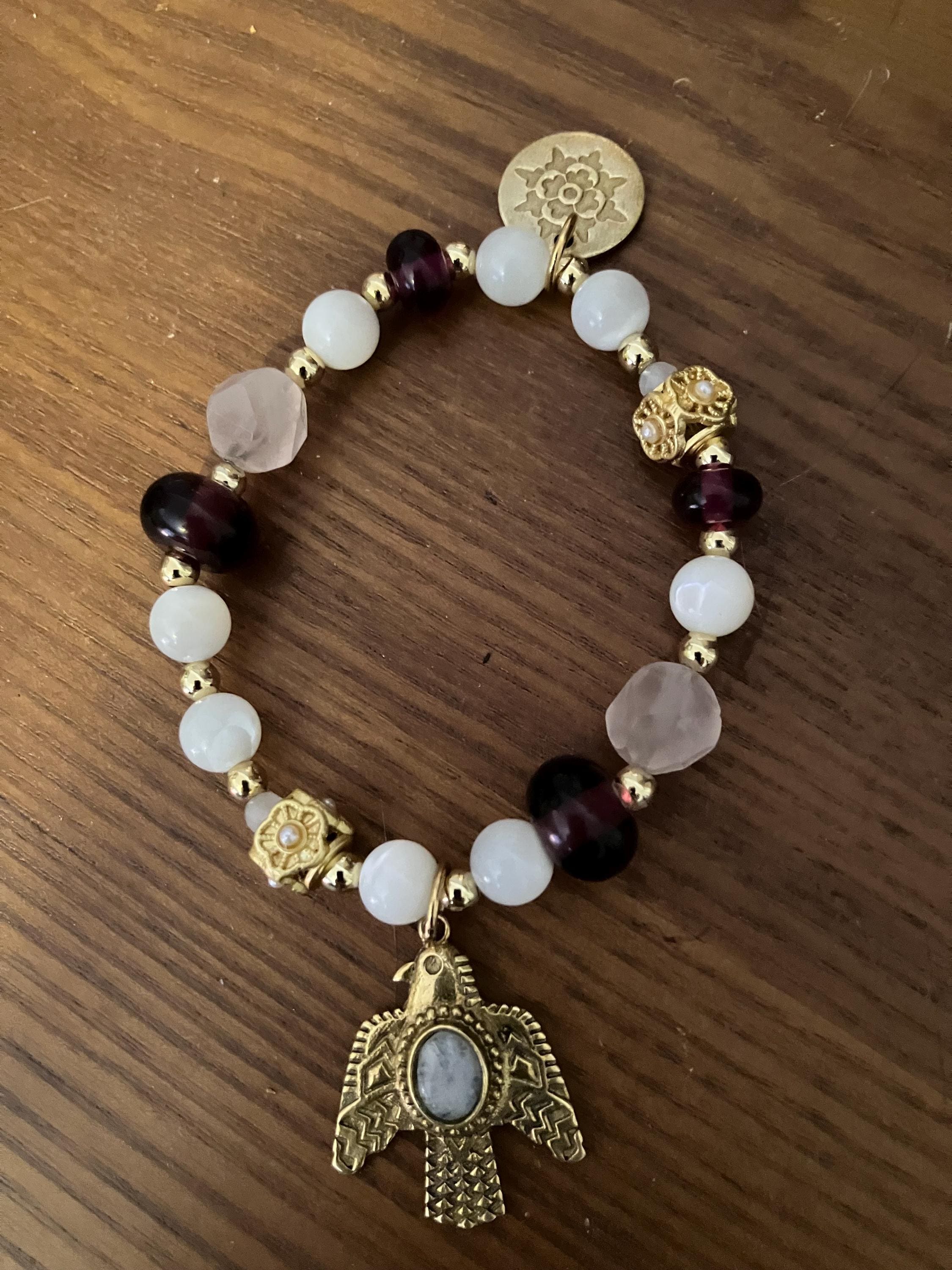 Bracelet chic 3 couleurs blanc prune rose, de pierres semi précieuse quartz rose, nacré naturelle et verre filé d art, avec charm oiseau