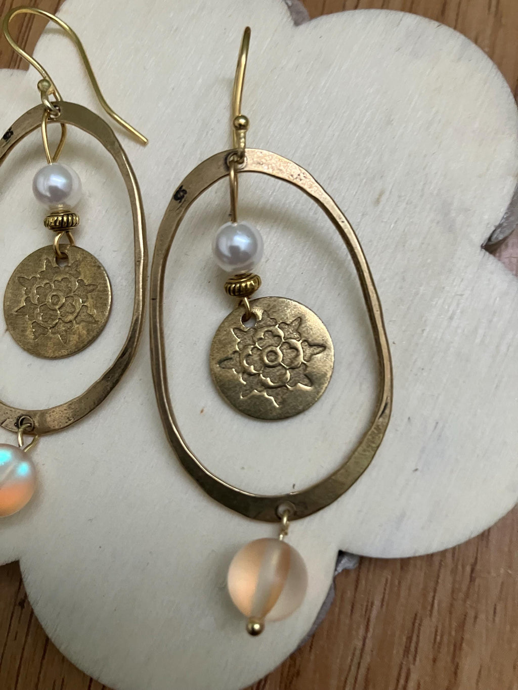 Boucles, anneaux, ovales, bronze massif, pierres semi précieuses, spectrolite, nacre Swarovski