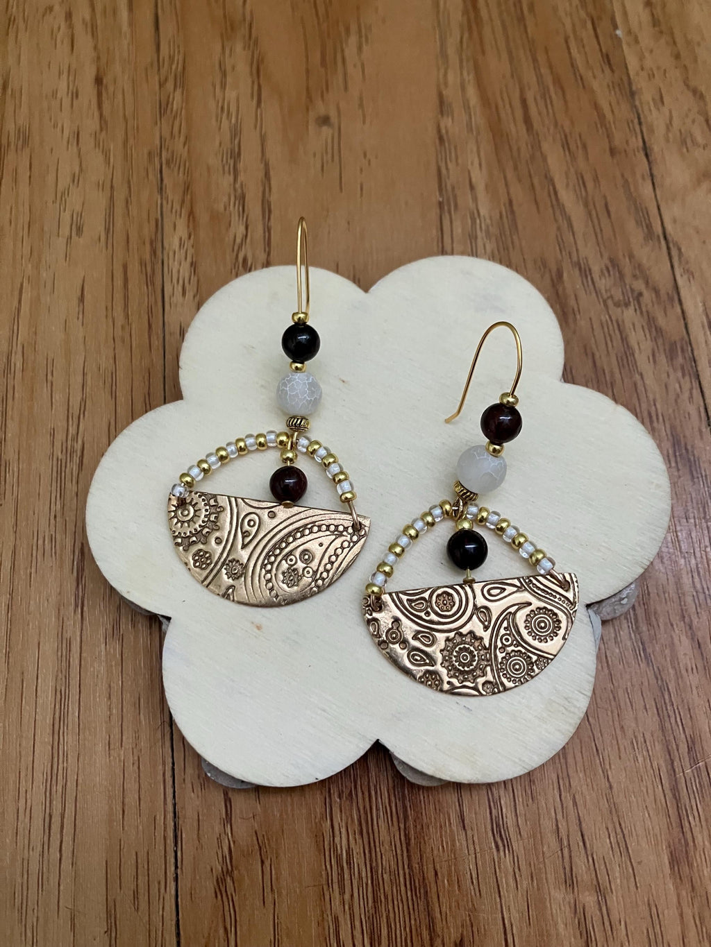 Boucles, Boucles orientales en bronze massif sculpté, semi précieuses grenat et agate blanche craquelée, laiton doré à l or fin 24k