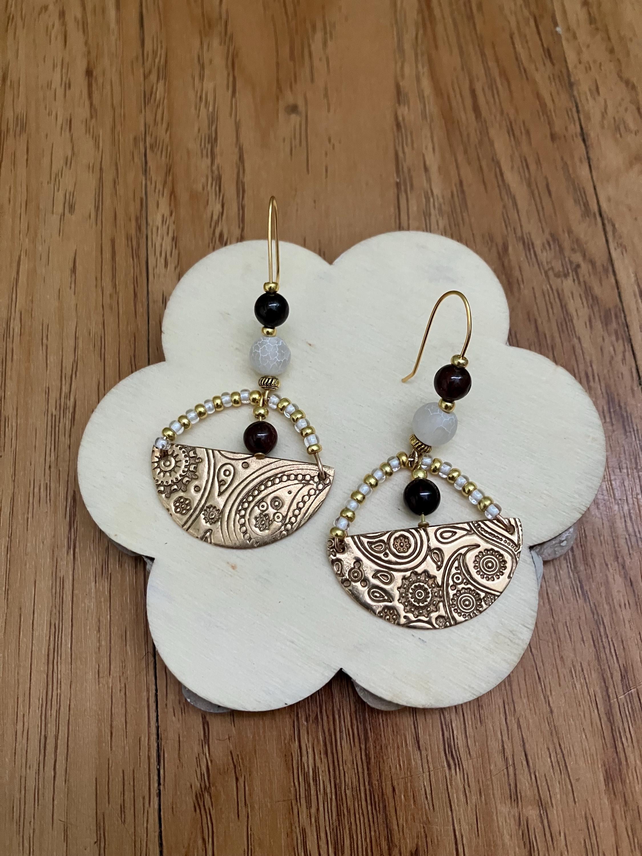 Boucles, Boucles orientales en bronze massif sculpté, semi précieuses grenat et agate blanche craquelée, laiton doré à l or fin 24k