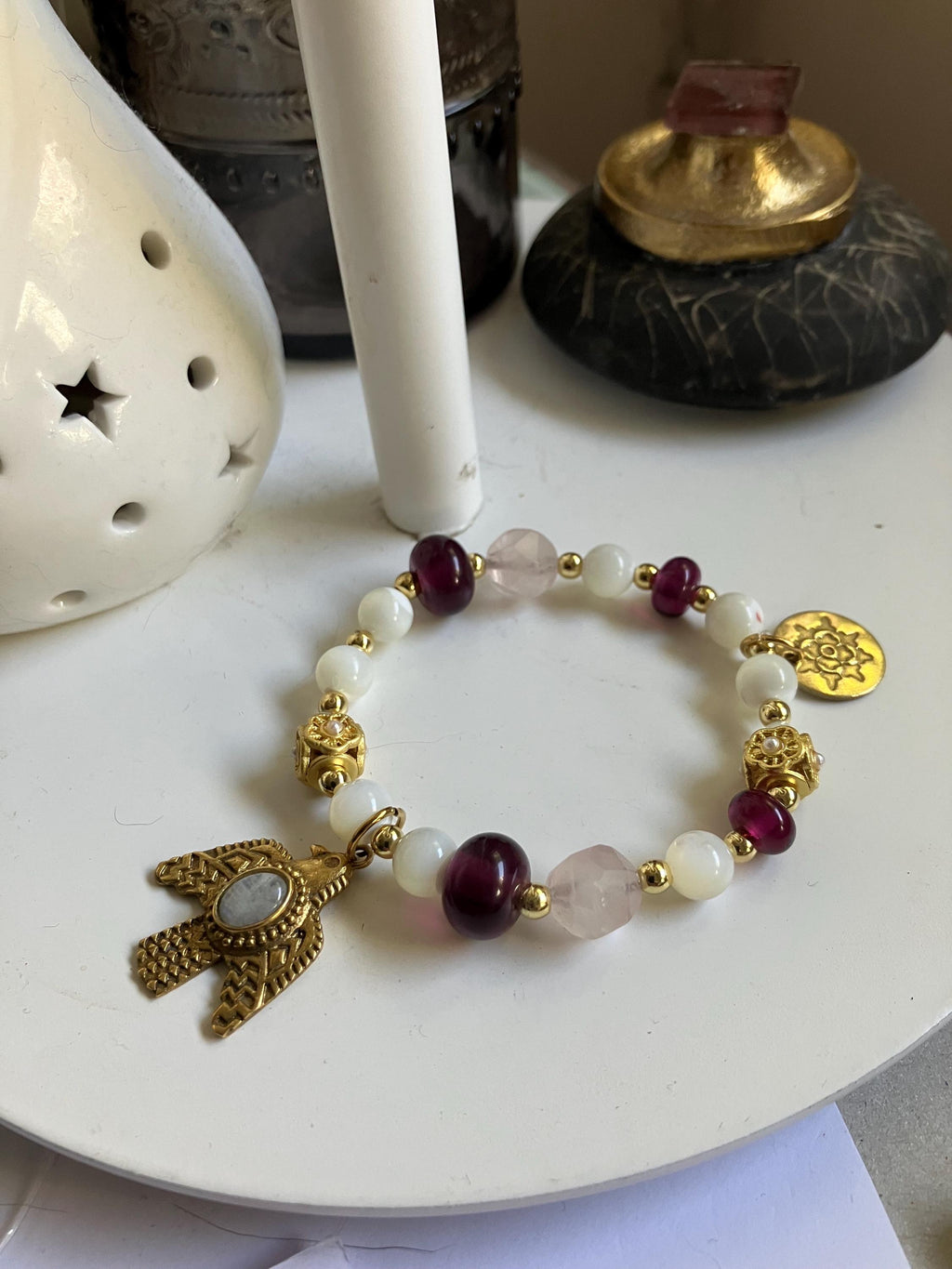 Bracelet chic 3 couleurs blanc prune rose, de pierres semi précieuse quartz rose, nacré naturelle et verre filé d art, avec charm oiseau