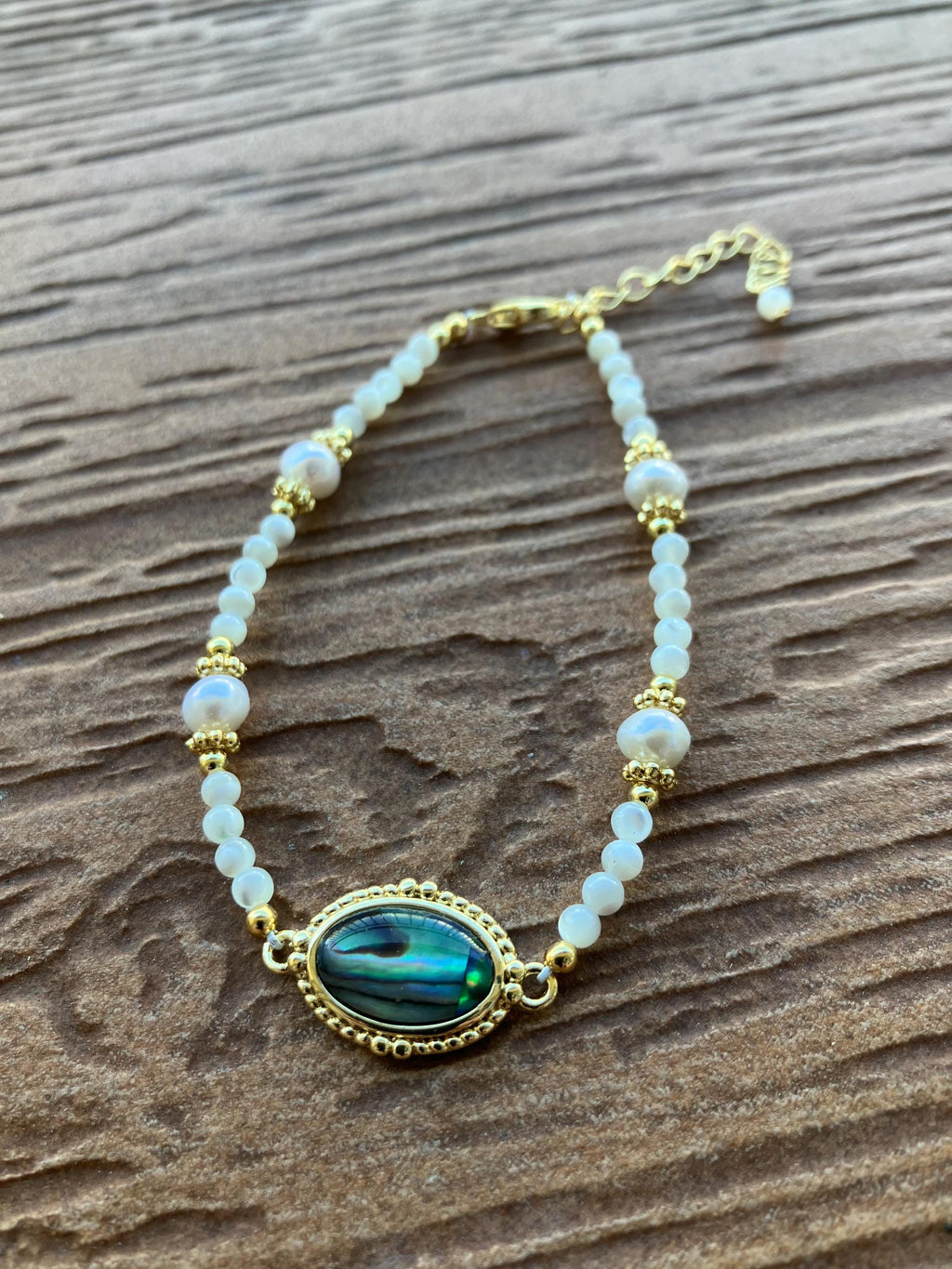 bracelet chic pierres nacre naturelles et perles de culture, connecteur en ormeau