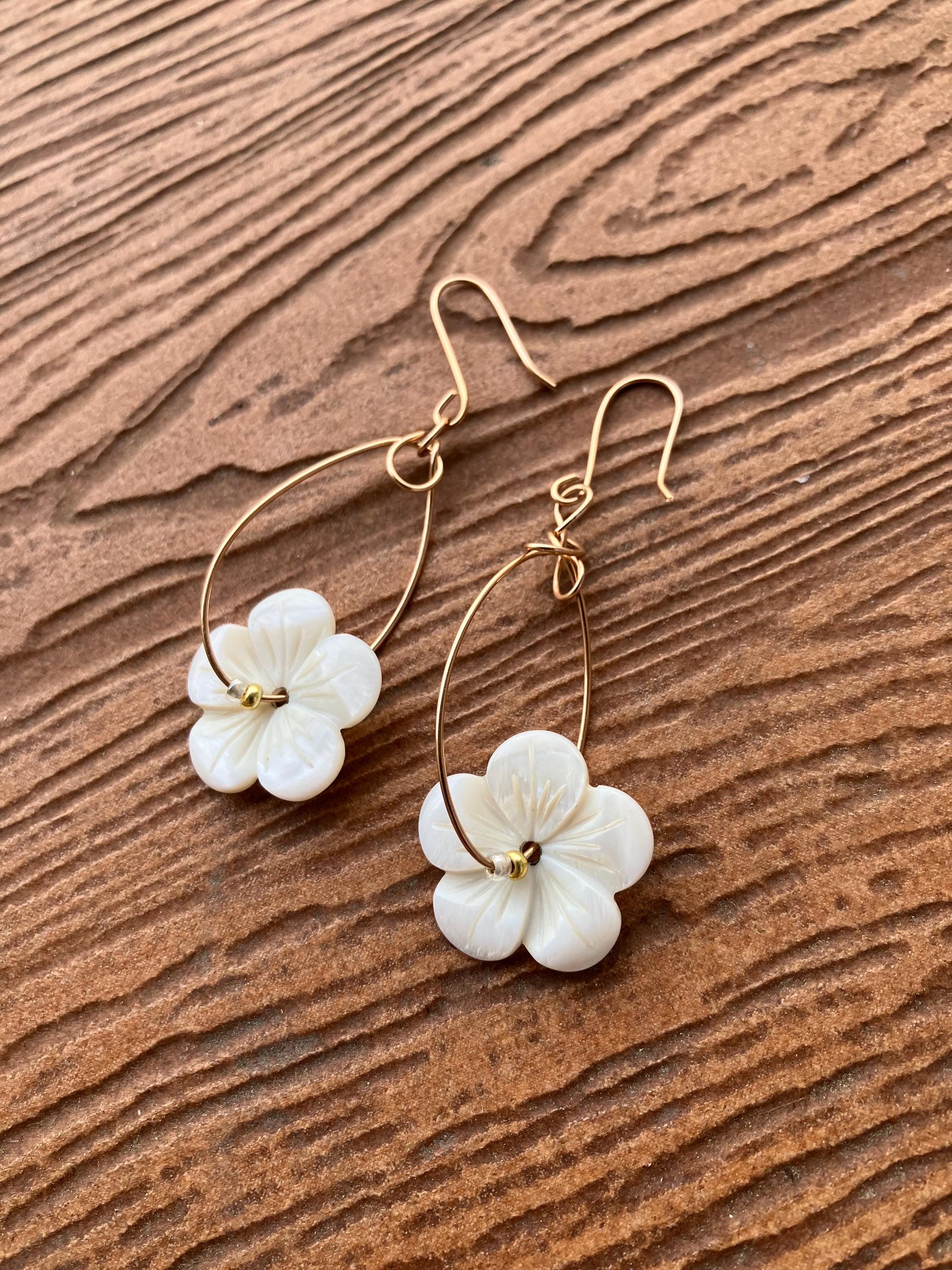 Boucles; Boucles artistiques, nacre naturelle sculptée, bronze véritable