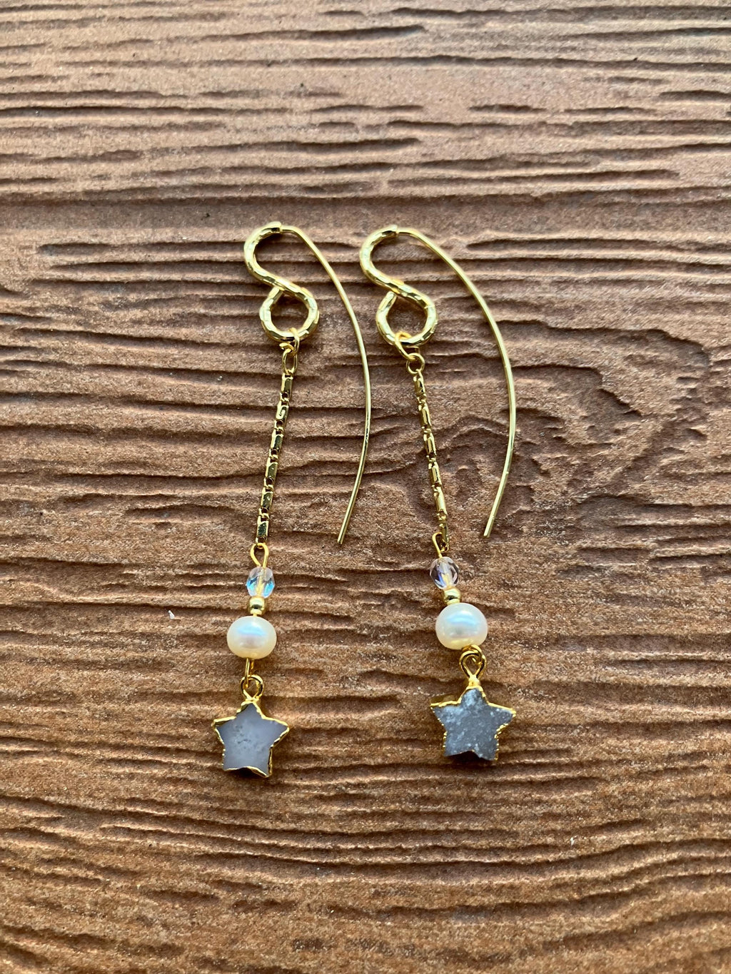 Longues boucles modernes plaqué or, perles de culture et semi précieuse agate Druzy