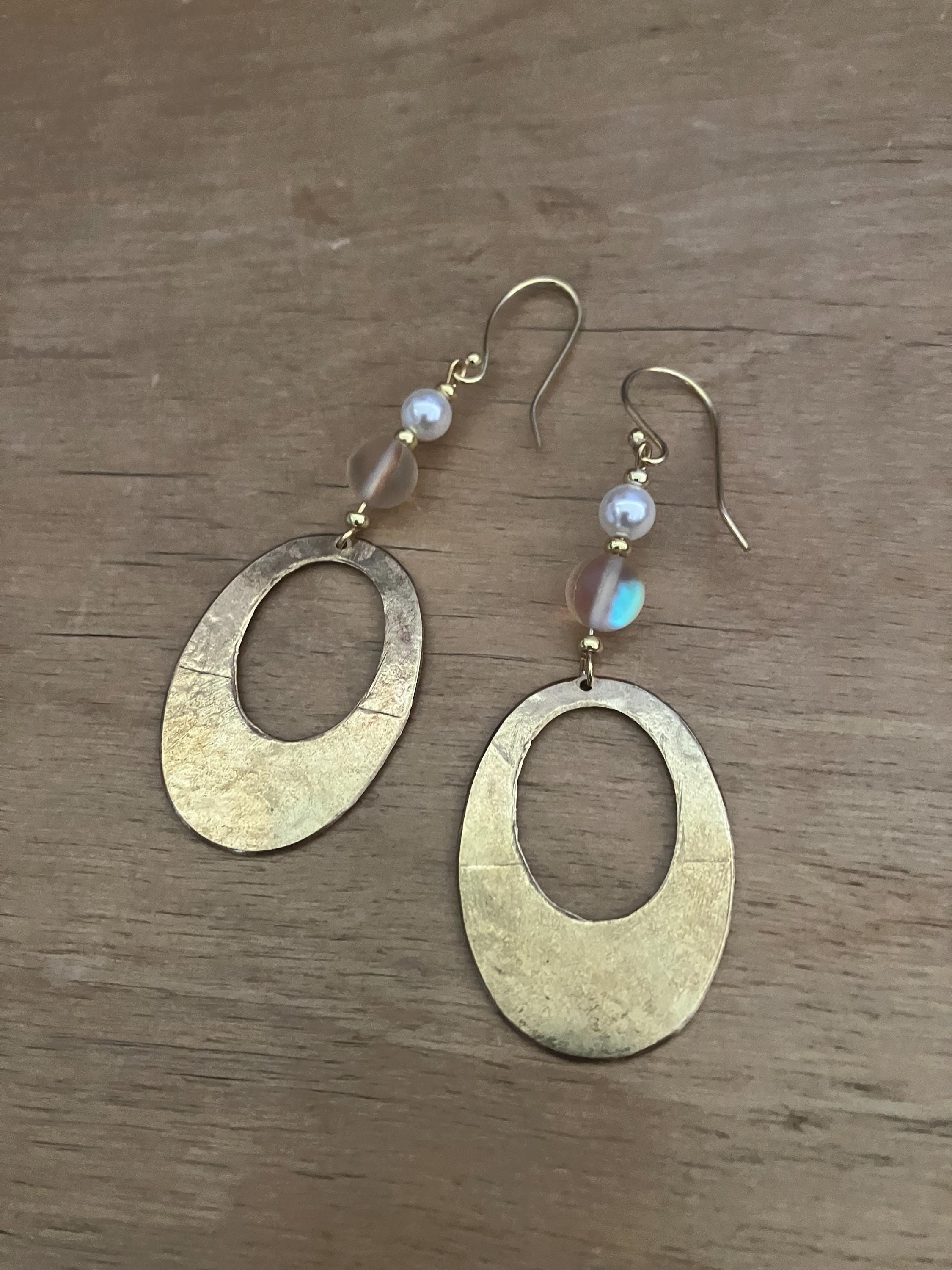 Boucles, boucles en bronze massif martèle, spectrolite, nacre Swarovski