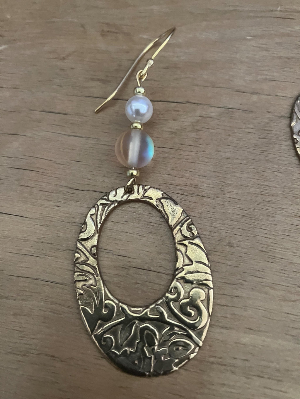 Boucles, boucles en bronze massif martèle, spectrolite, nacre Swarovski