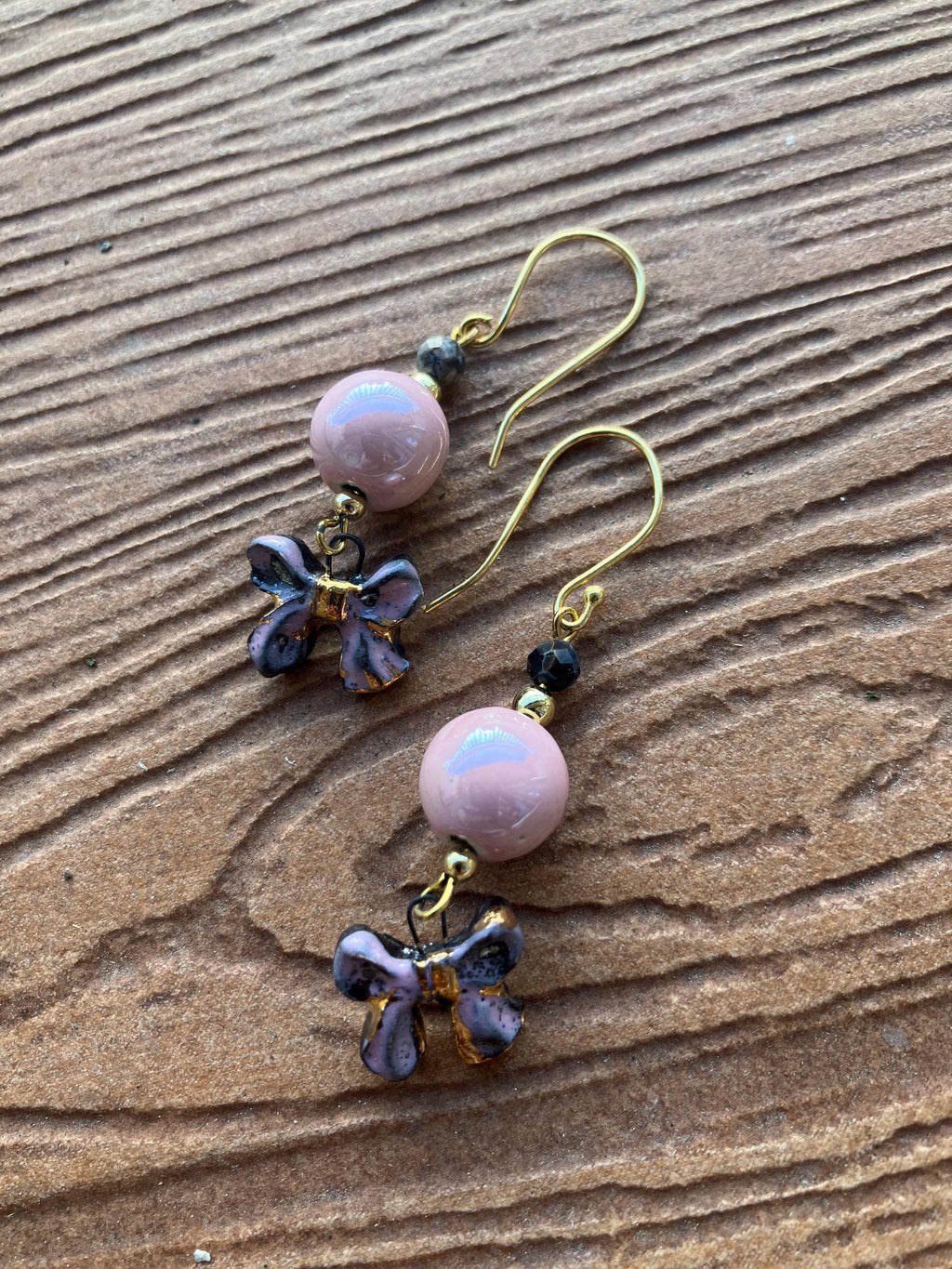 Boucles papillon parme et or en céramique émaillé d art