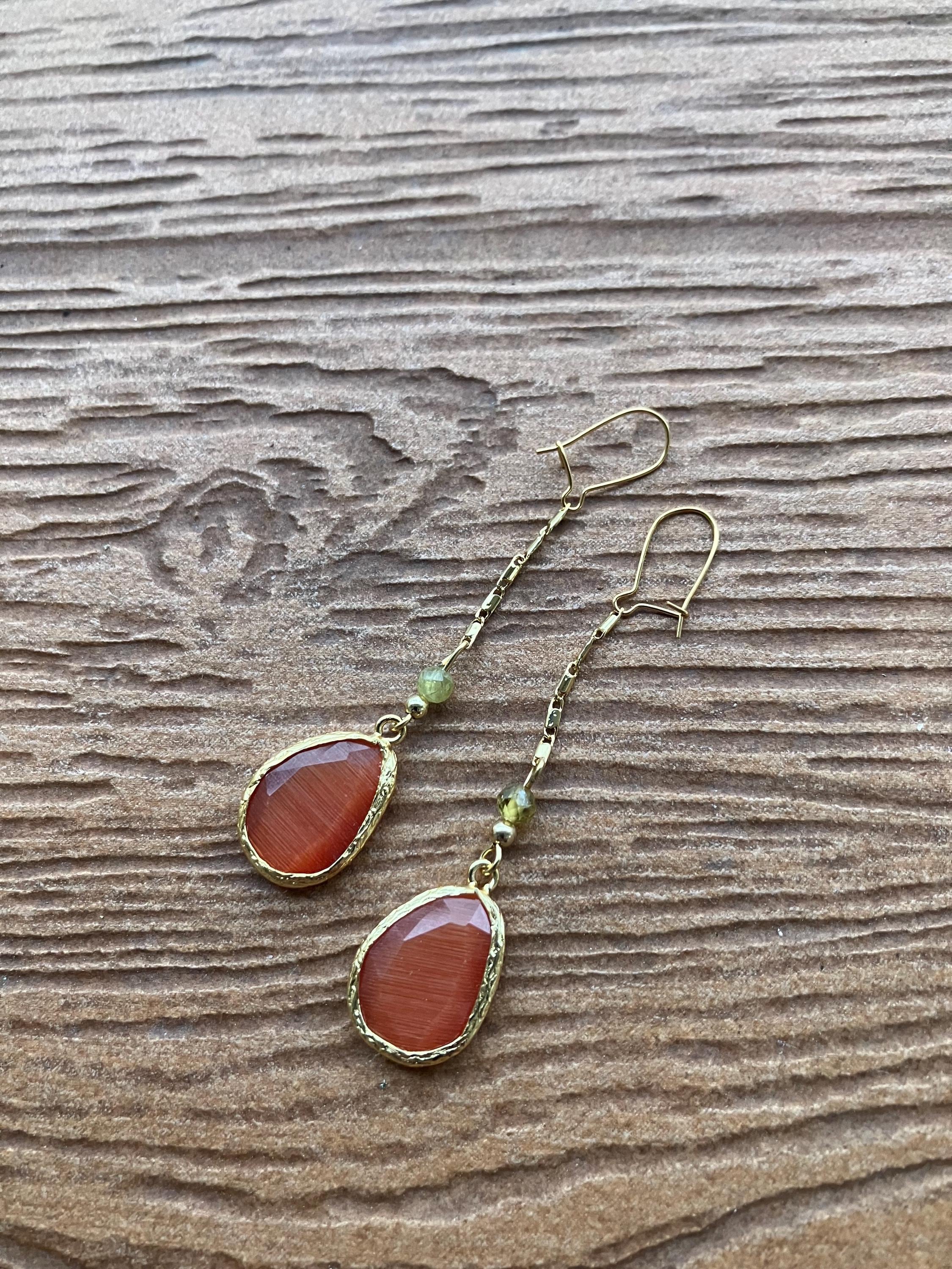 Boucles originales pendantes en plaqué or, cristal orange œil de chat cornaline et semi précieuse grenat vert