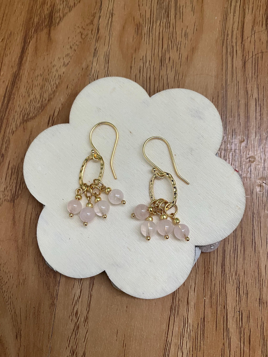 Boucles, Boucles modernes pendante; semi precieuse, quartz rose, laiton doré à l'or fin 24K
