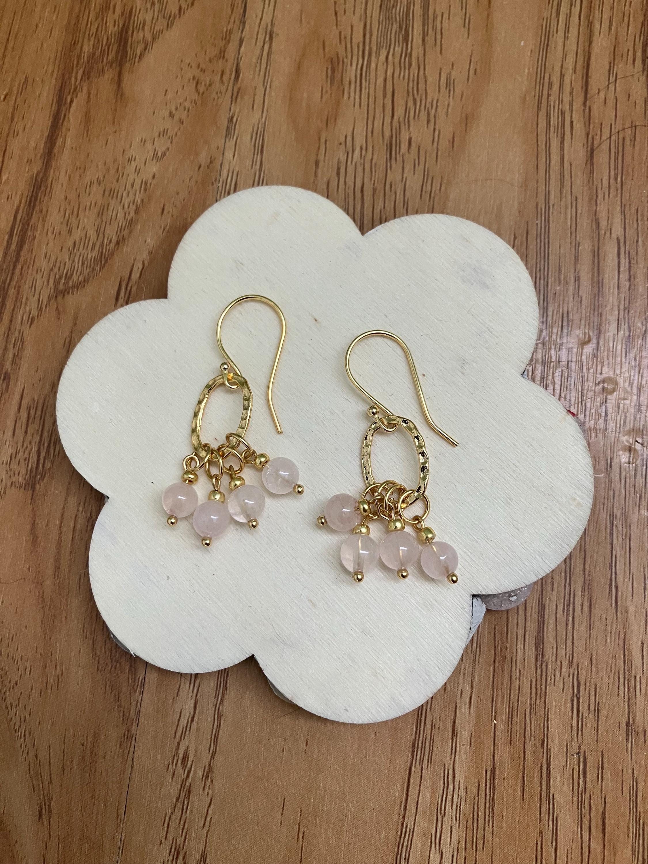 Boucles, Boucles modernes pendante; semi precieuse, quartz rose, laiton doré à l'or fin 24K