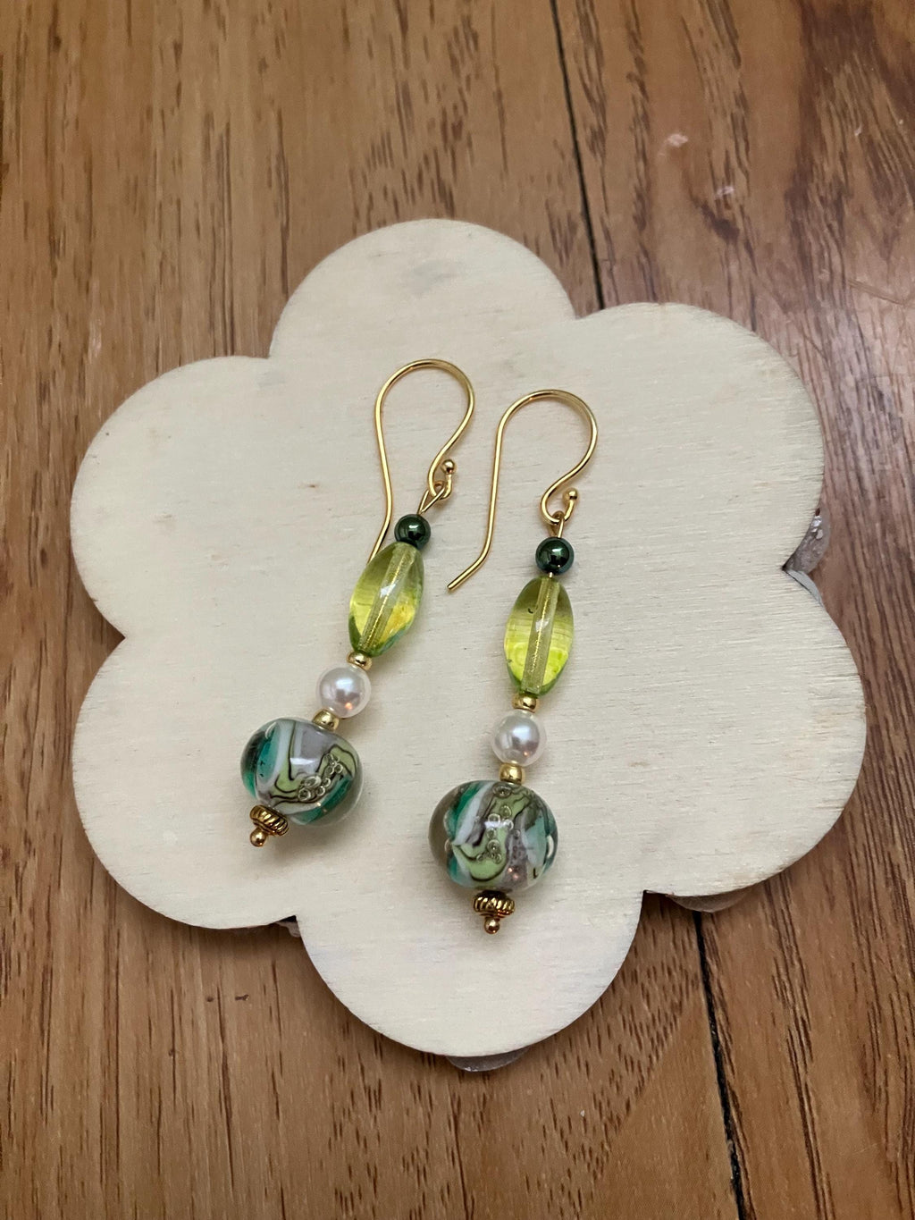 Boucles, Boucles tendance, laiton doré à l or fin, verre filé au chalumeau, nacre Swarovski, verre tchèque, hématite