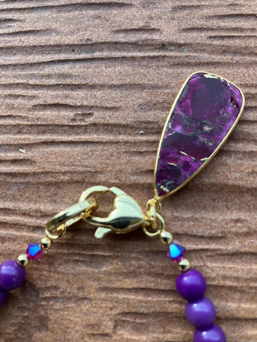 bracelet original chat en aurifie et perles semi précieuse phosphosiderite et rubis moyave, nacre et cristal Swarovski