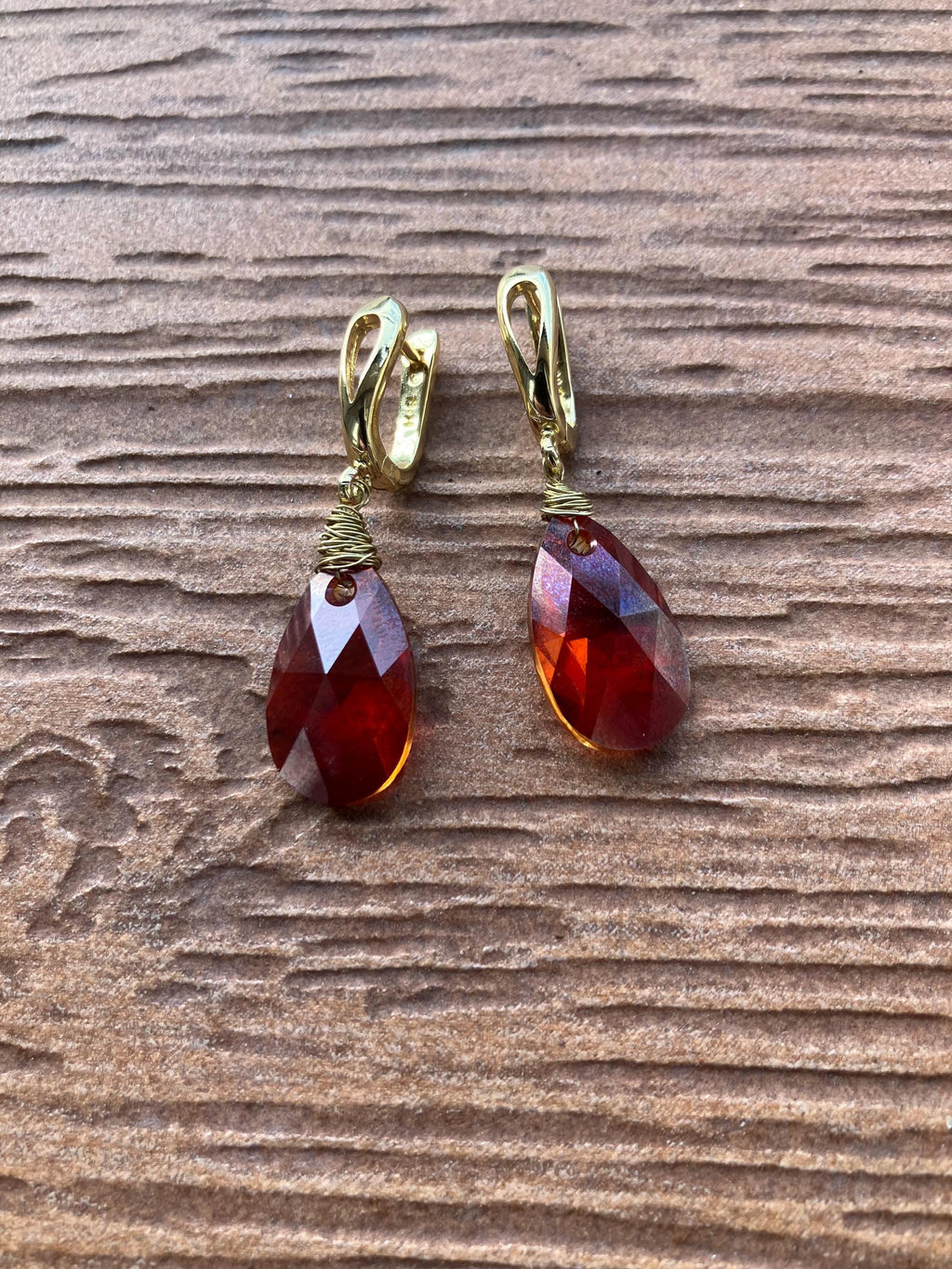 bouclés gouttes en plaqué or et cristal primero rouge