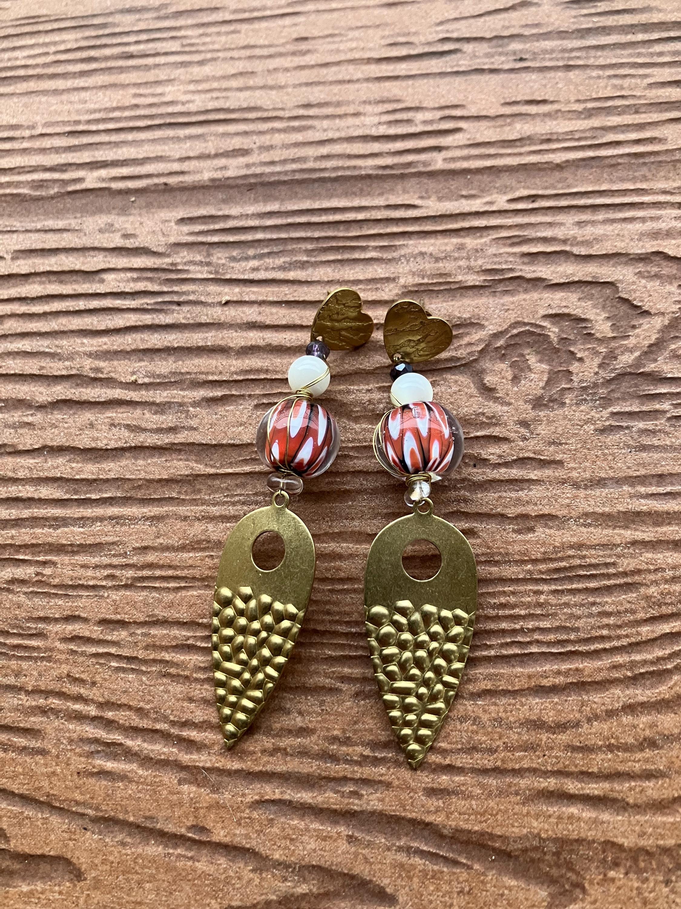 boucles ethniques chic en verre de murano, nacre naturelle,cristal de verre et laiton martelé artisan