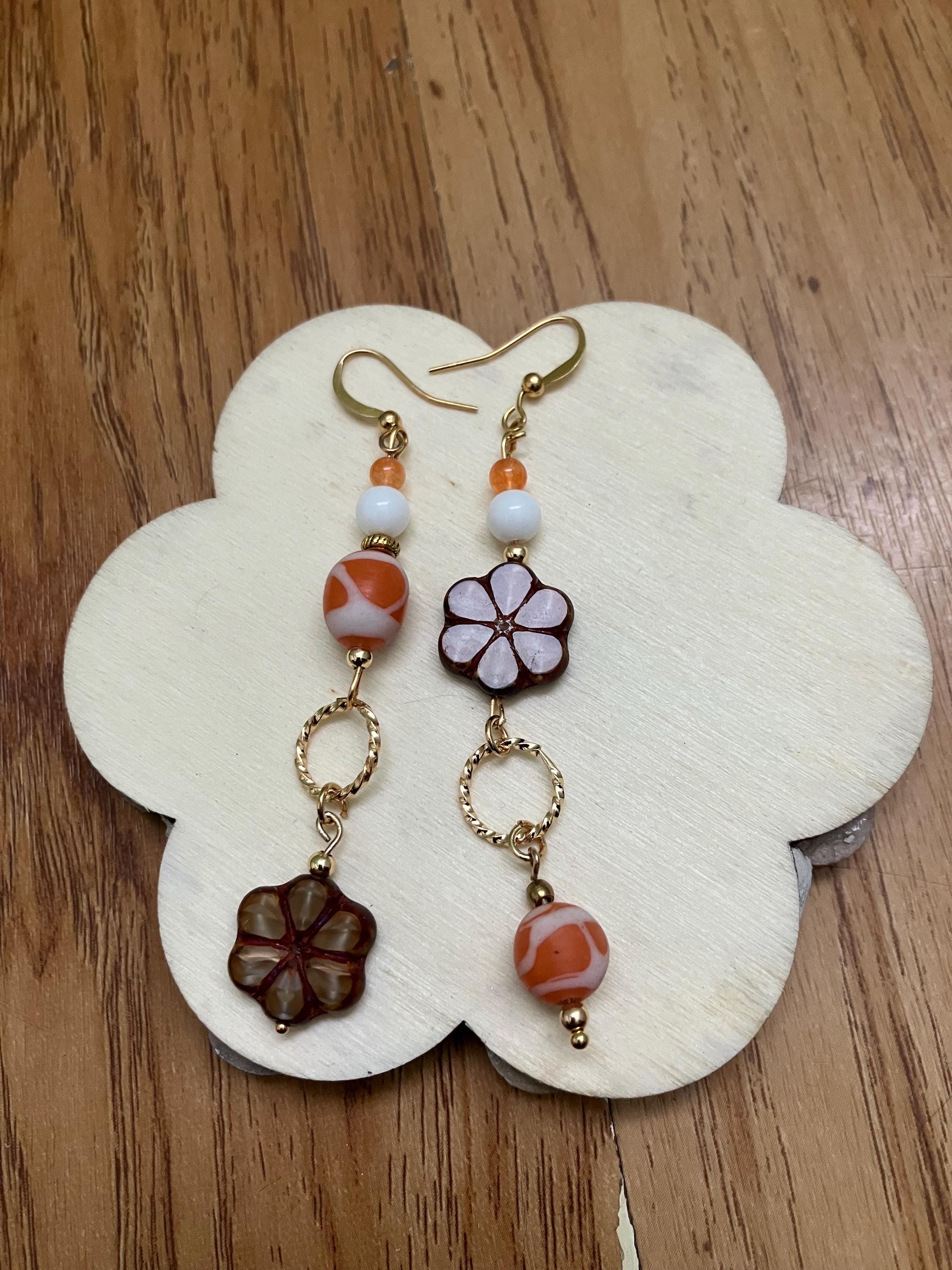 Boucles, longues boucles dépareillées, verre tchèque, verre indien, plaqué or