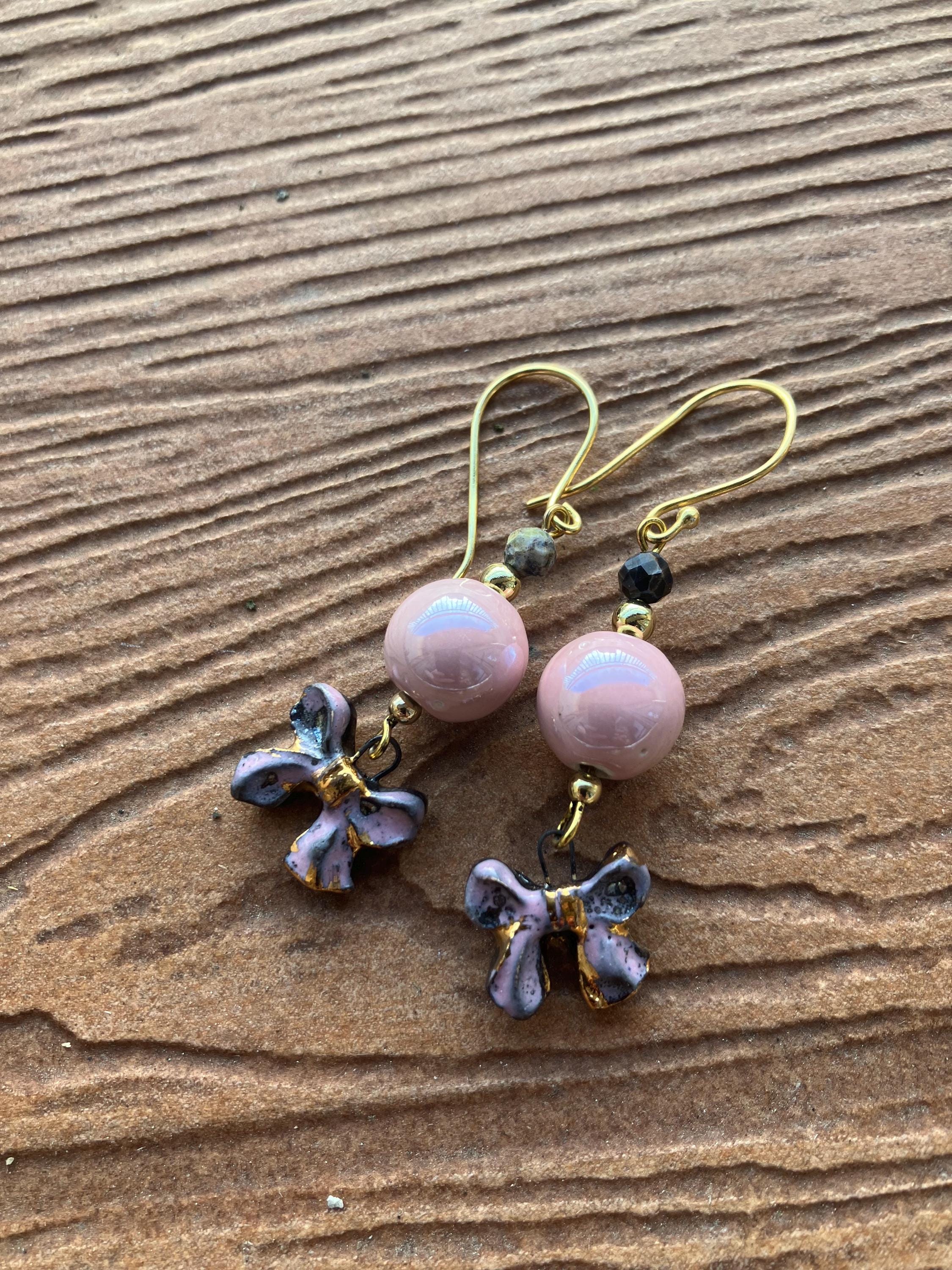 Boucles papillon parme et or en céramique émaillé d art