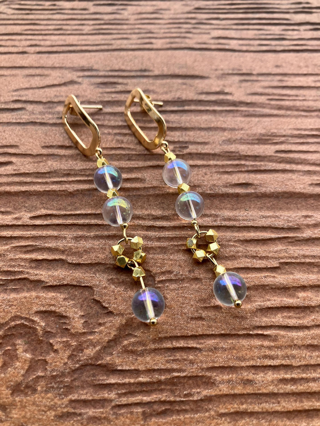 Boucles pendantes modernes en plaqué or et cristal de quartz