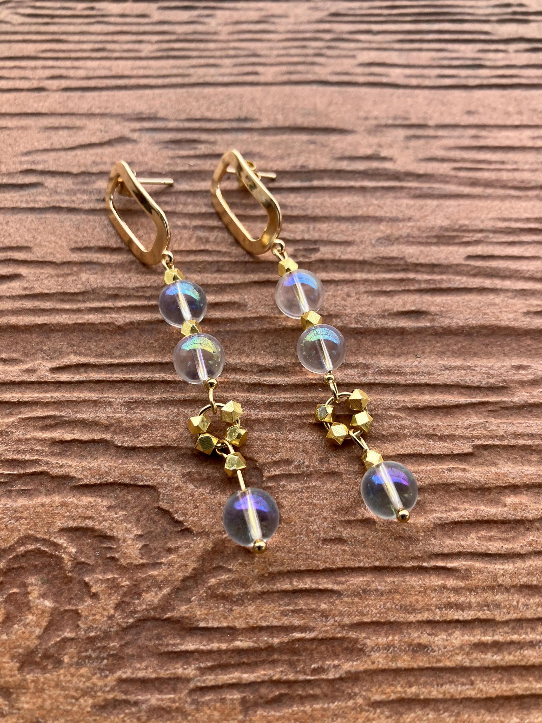 Boucles pendantes modernes en plaqué or et cristal de quartz