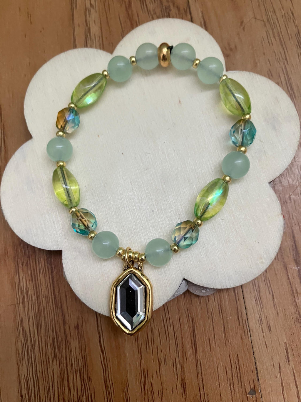 Bracelet, bracelet chic, semi précieuse, aventurine, étain massif doré, cristal Swarovski