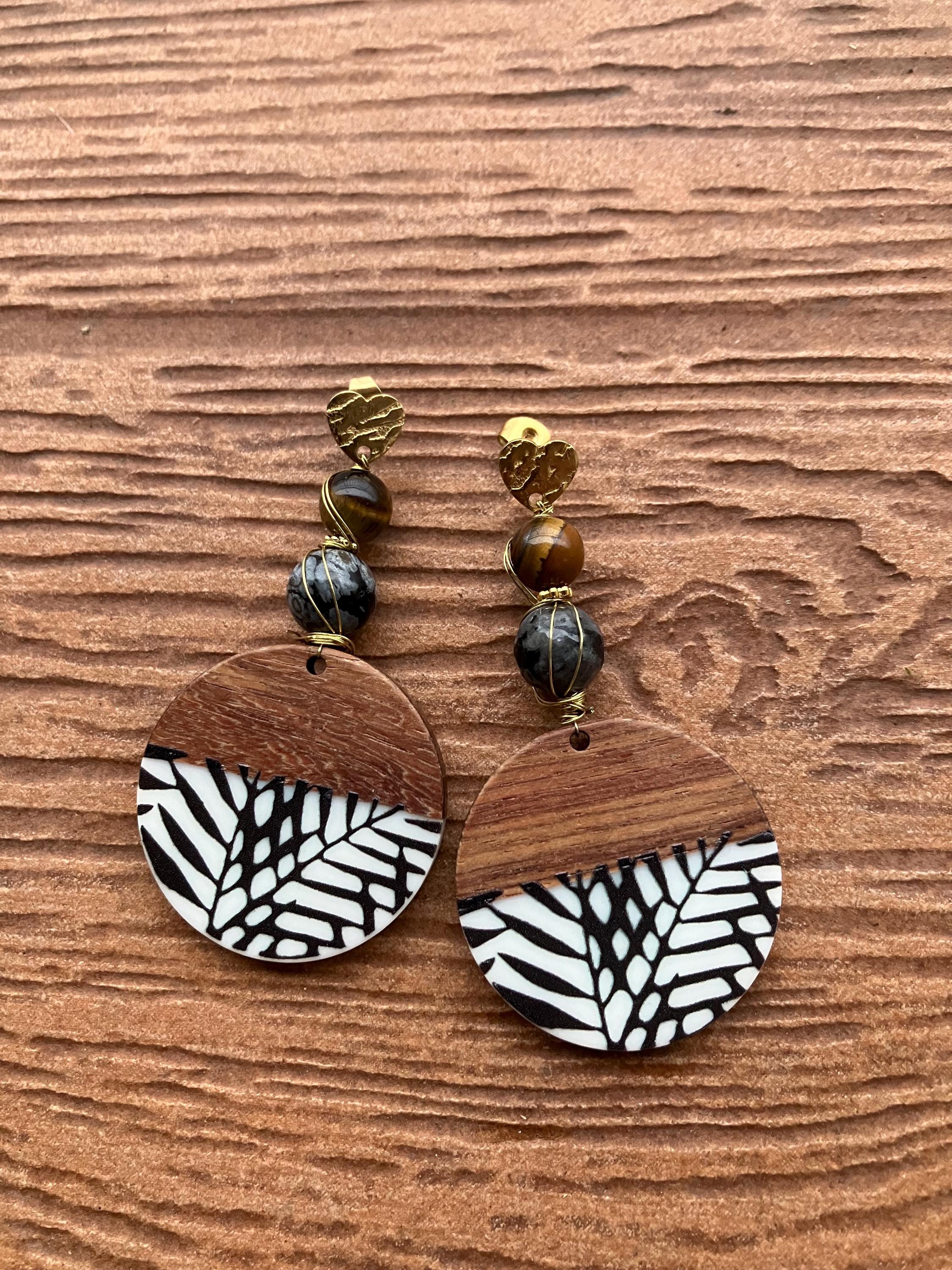 boucles ethniques chic en résine et bois, semi précieuse jaspe gris noir et œil de tigre marron