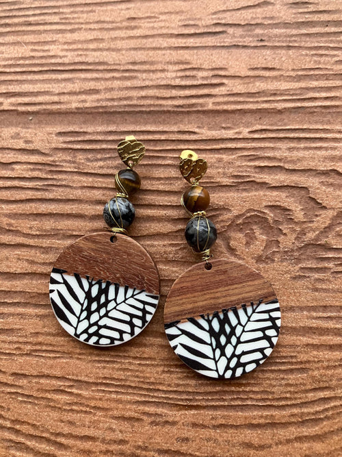 boucles ethniques chic en résine et bois, semi précieuse jaspe gris noir et œil de tigre marron
