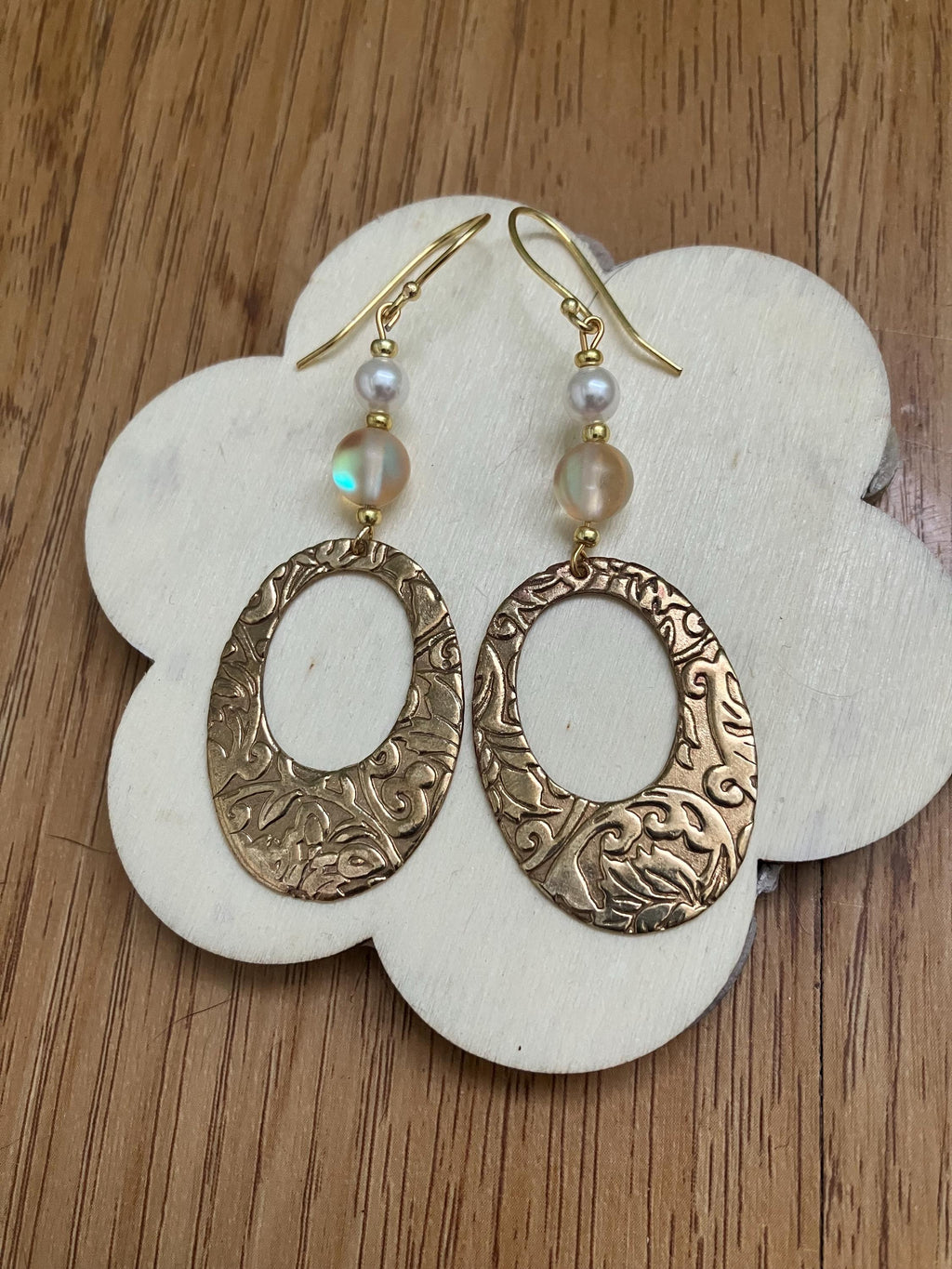 Boucles, boucles en bronze massif martèle, spectrolite, nacre Swarovski