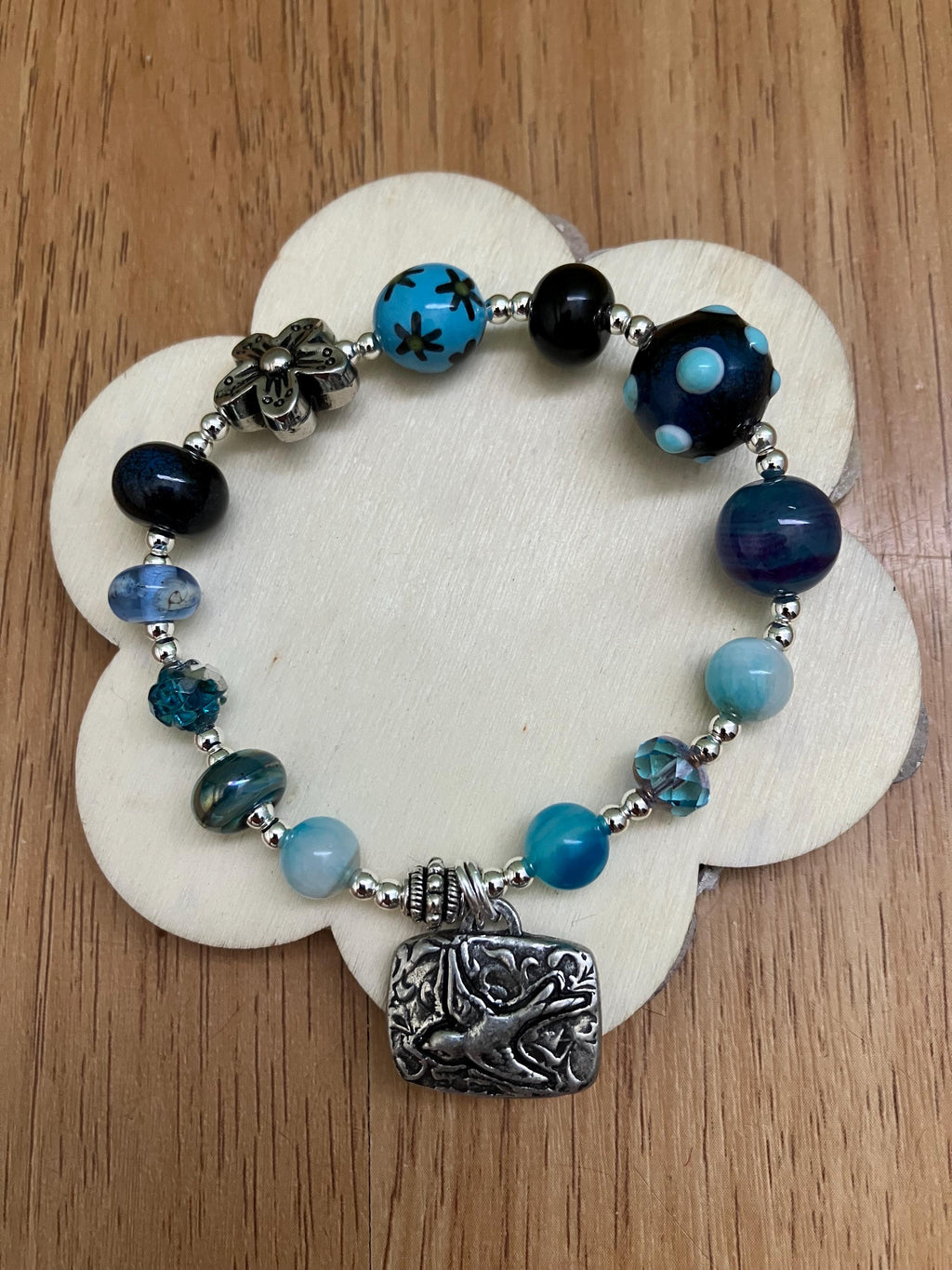 Bracelet, bracelet aux tons bleus vert, verre filé d art, semi précieuse, étain massif