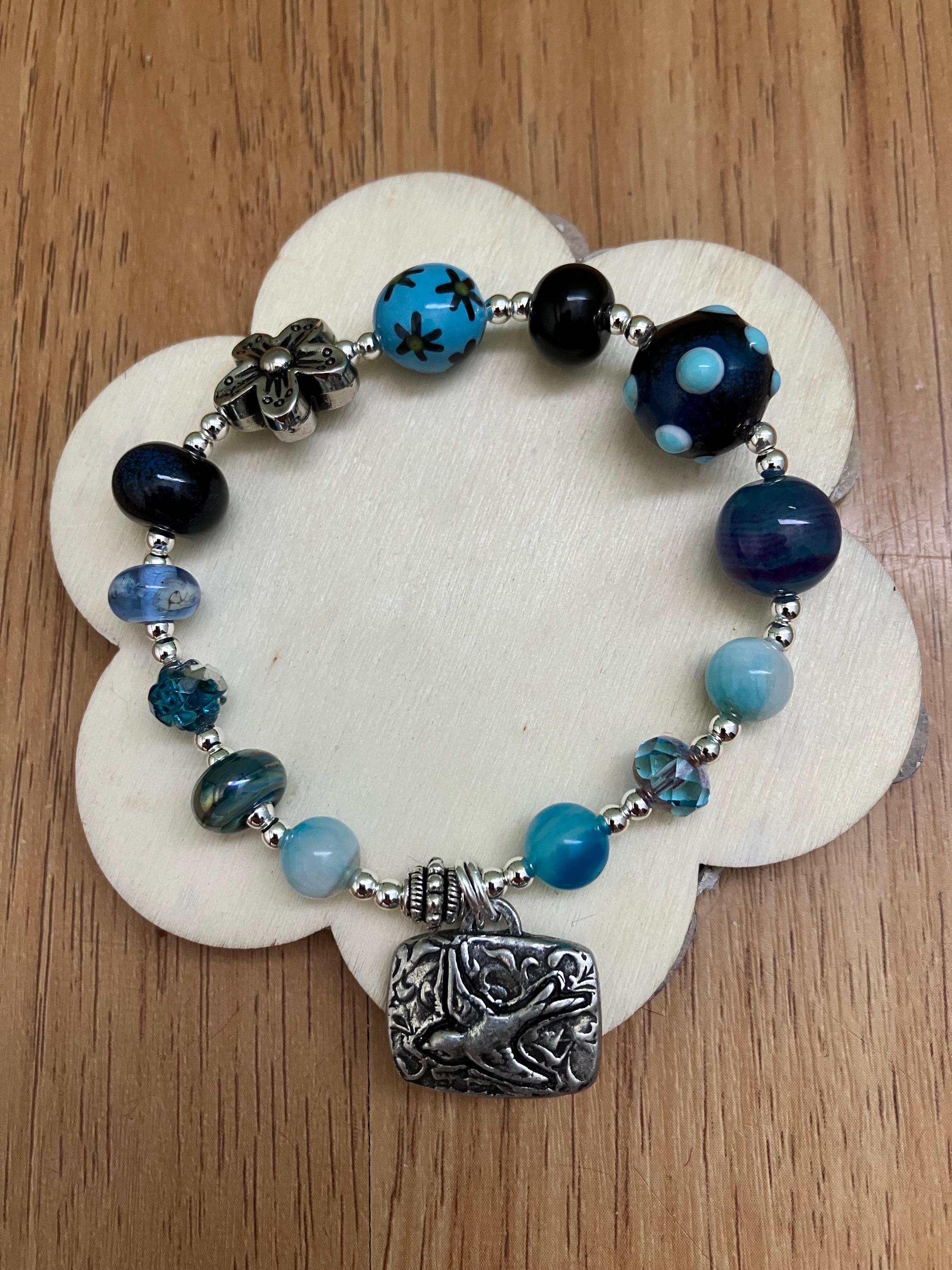 Bracelet, bracelet aux tons bleus vert, verre filé d art, semi précieuse, étain massif
