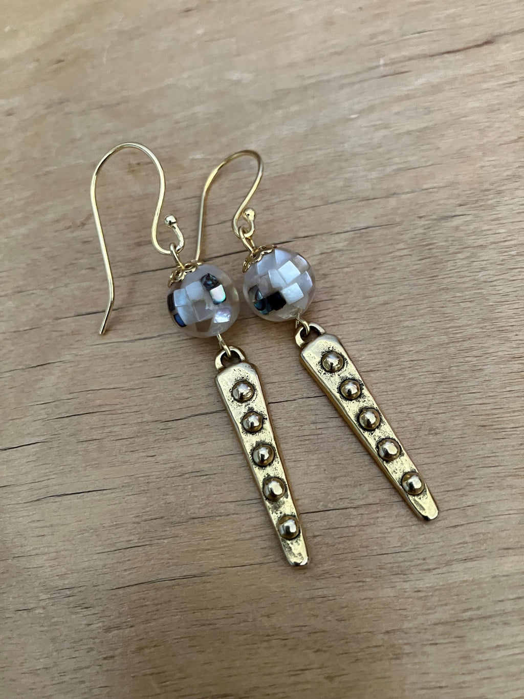 Boucles, boucles modernes, étain massif doré, coquille d ormeau, grade AA