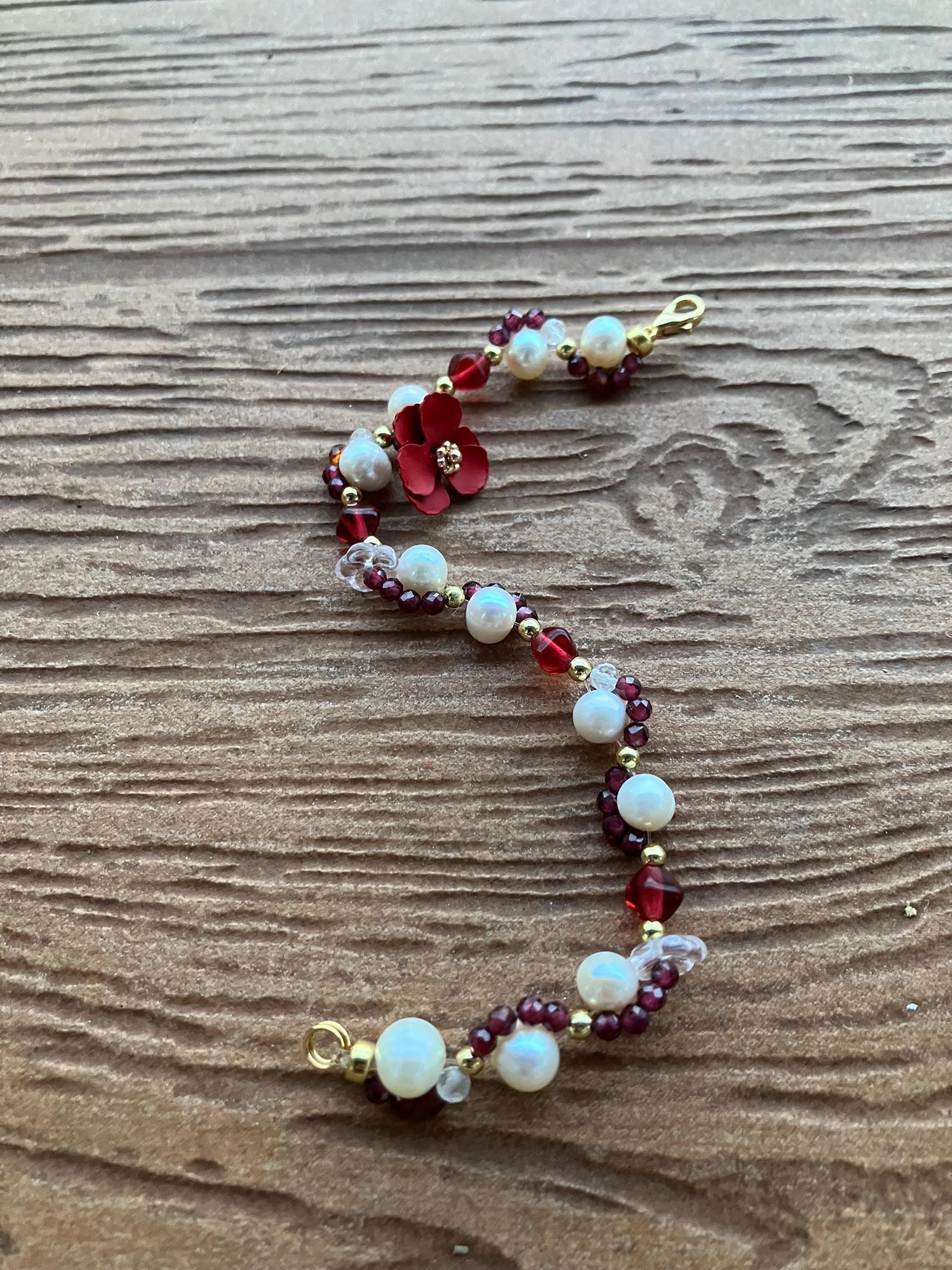 bracelet torsadé rouge or et blanc de perles semi précieuse facettées grenat, cristal de roche, verre tchèque, plaque or